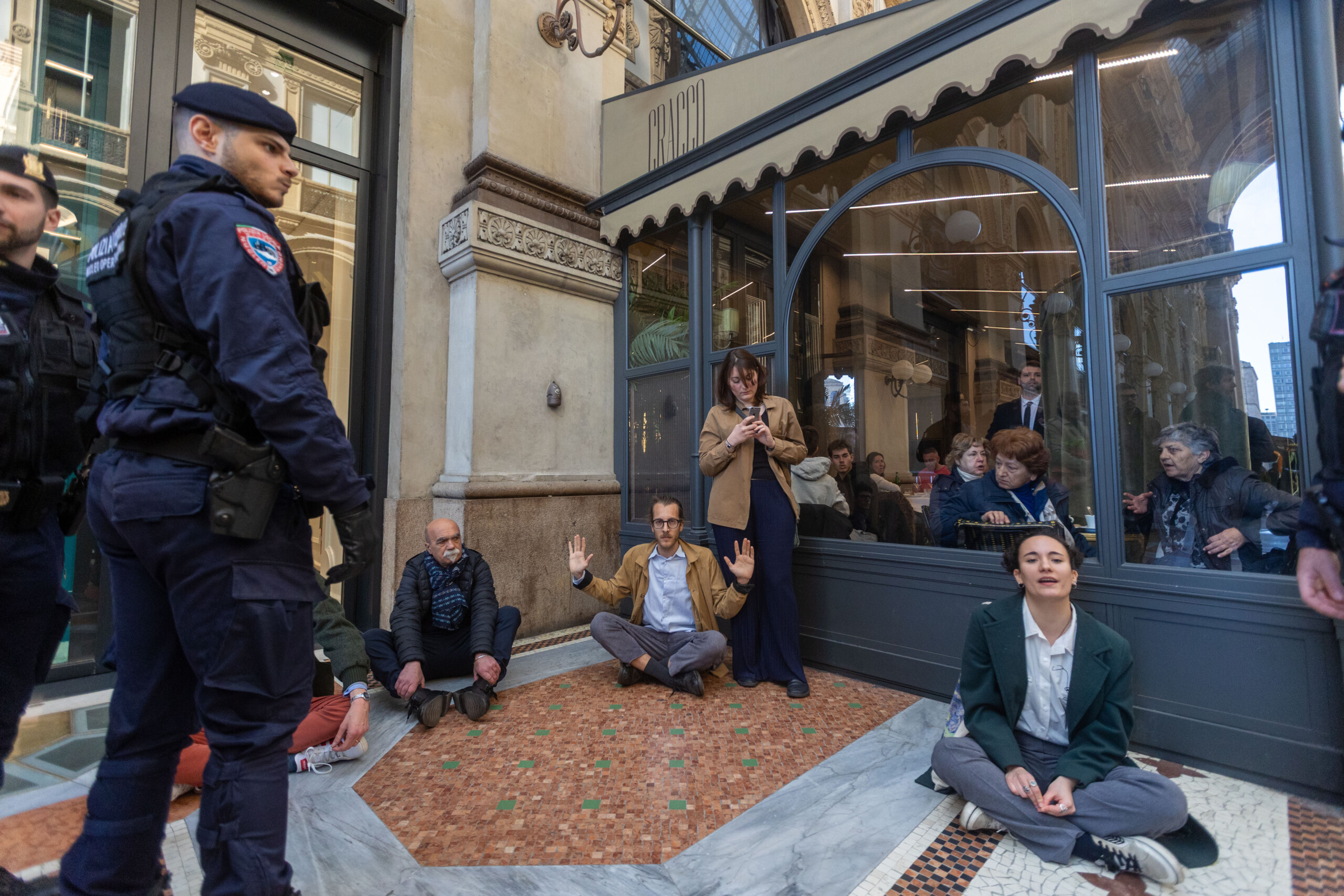 Milan, new Ultima Generazione protest at Cracco’s: tomato bottles thrown on the veranda
