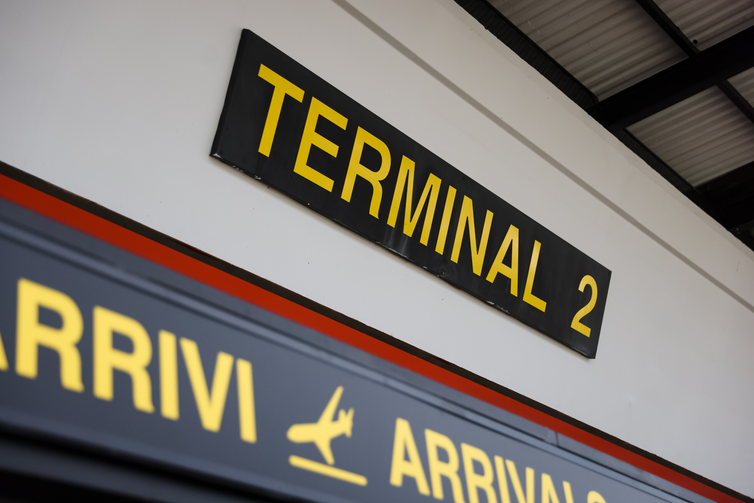 Milan: panic at Malpensa airport as man destroys check-in desks and starts a fire