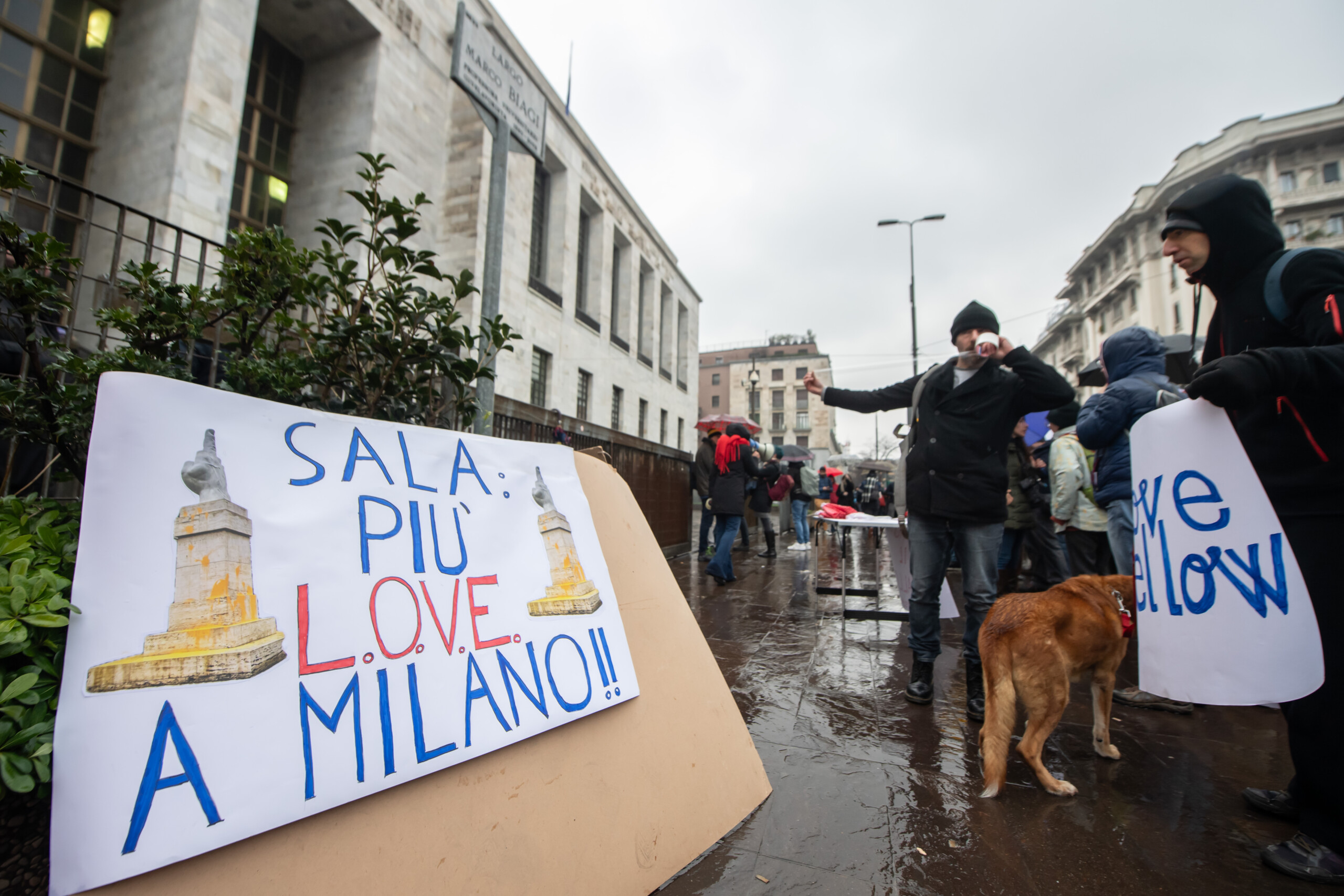Milan, they defaced Cattelan's Finger: All Ultima Generazione activists acquitted Milan, they defaced Cattelan's Finger: All Ultima Generazione activists acquitted