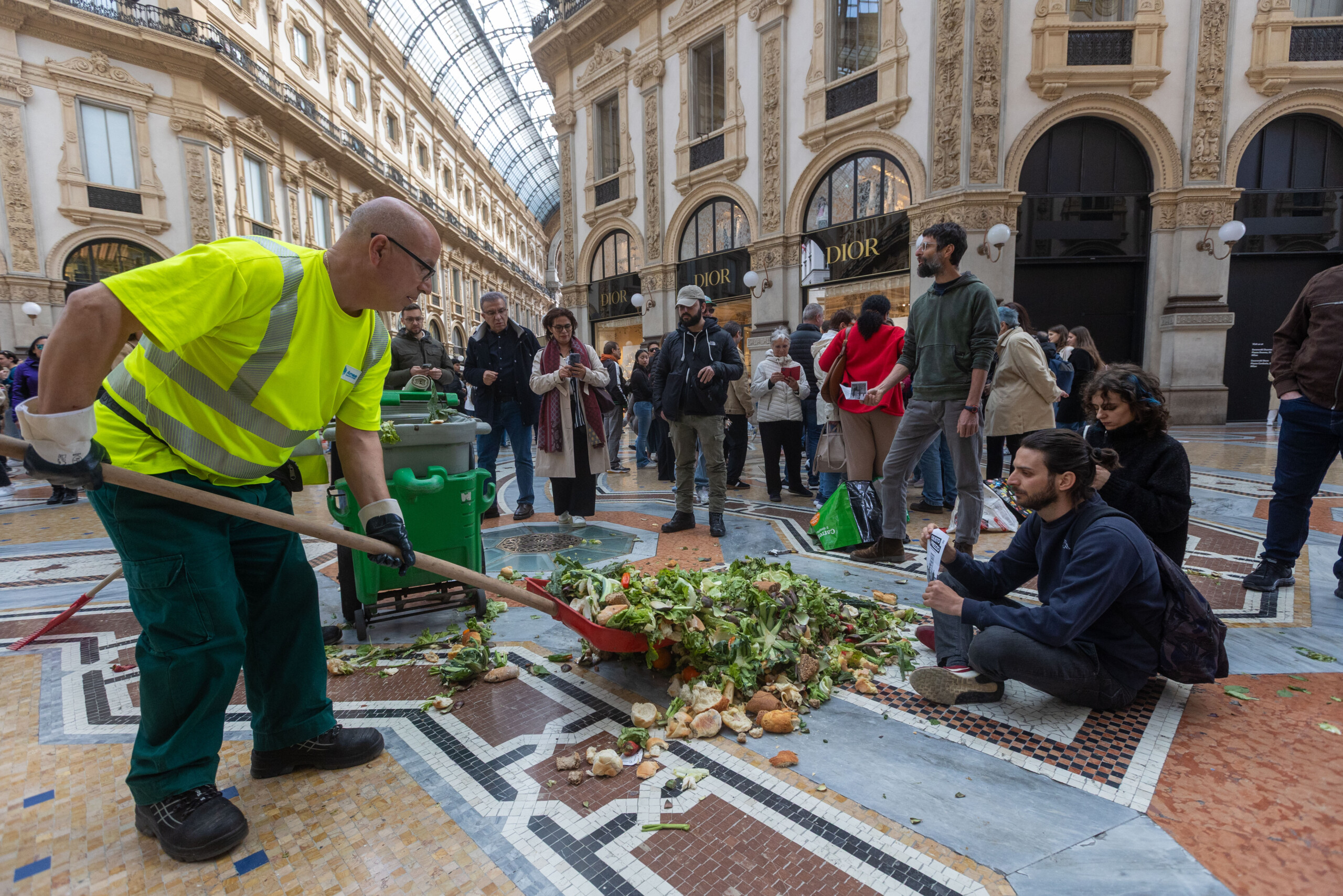 Milan, Ultima Generazione blitz: ‘Discarded food and vegetables in the Galleria’.