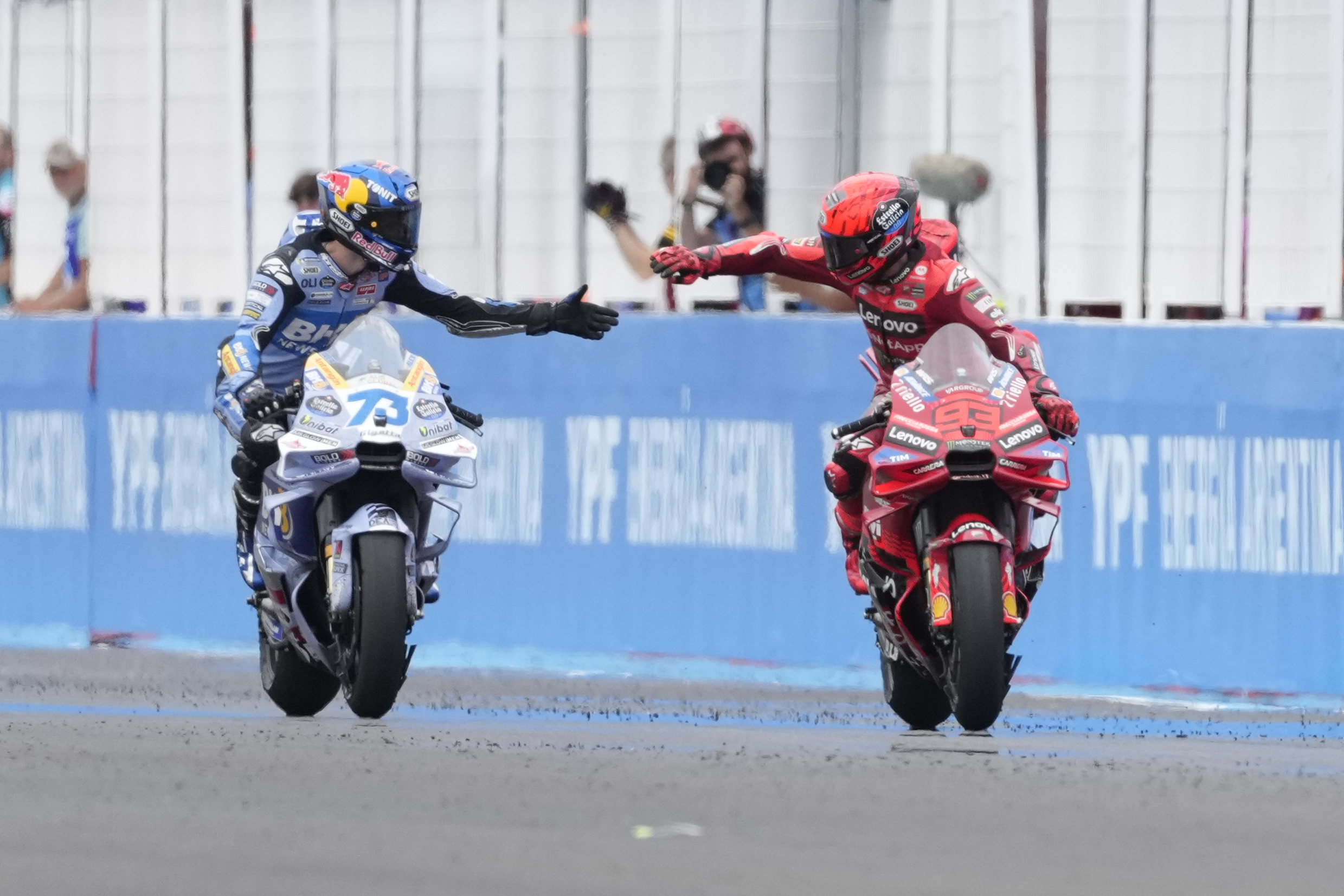 MotoGP, Gran Premio di Aragona: Marquez vince davanti al fratello Alex, Bagnaia terzo