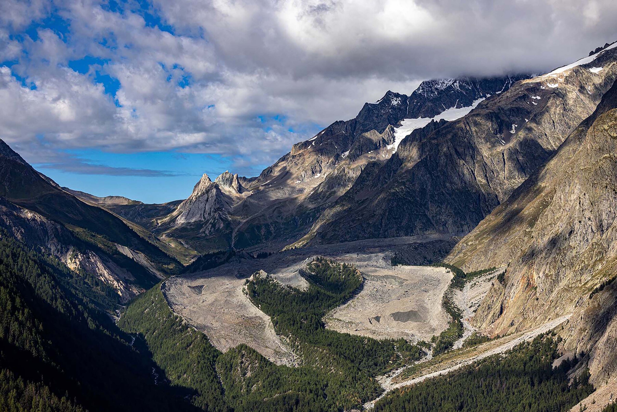 Mountain: climber dies after falling on Mont Blanc Mountain: climber dies after falling on Mont Blanc