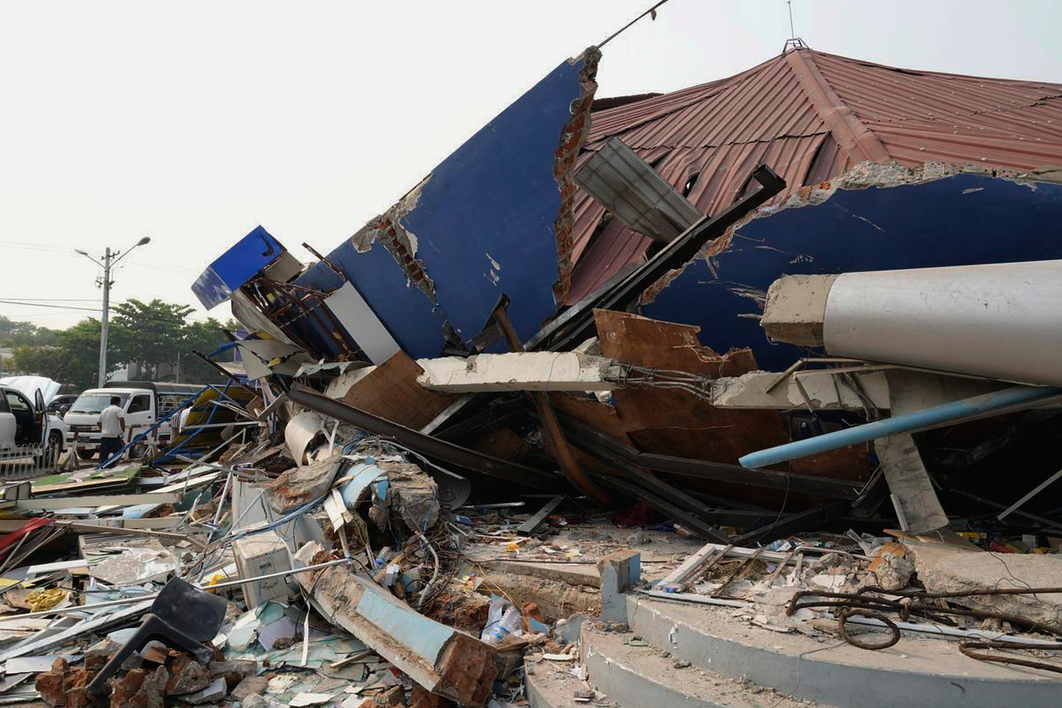 Myanmar: control tower collapses in earthquake, 2 airports closed