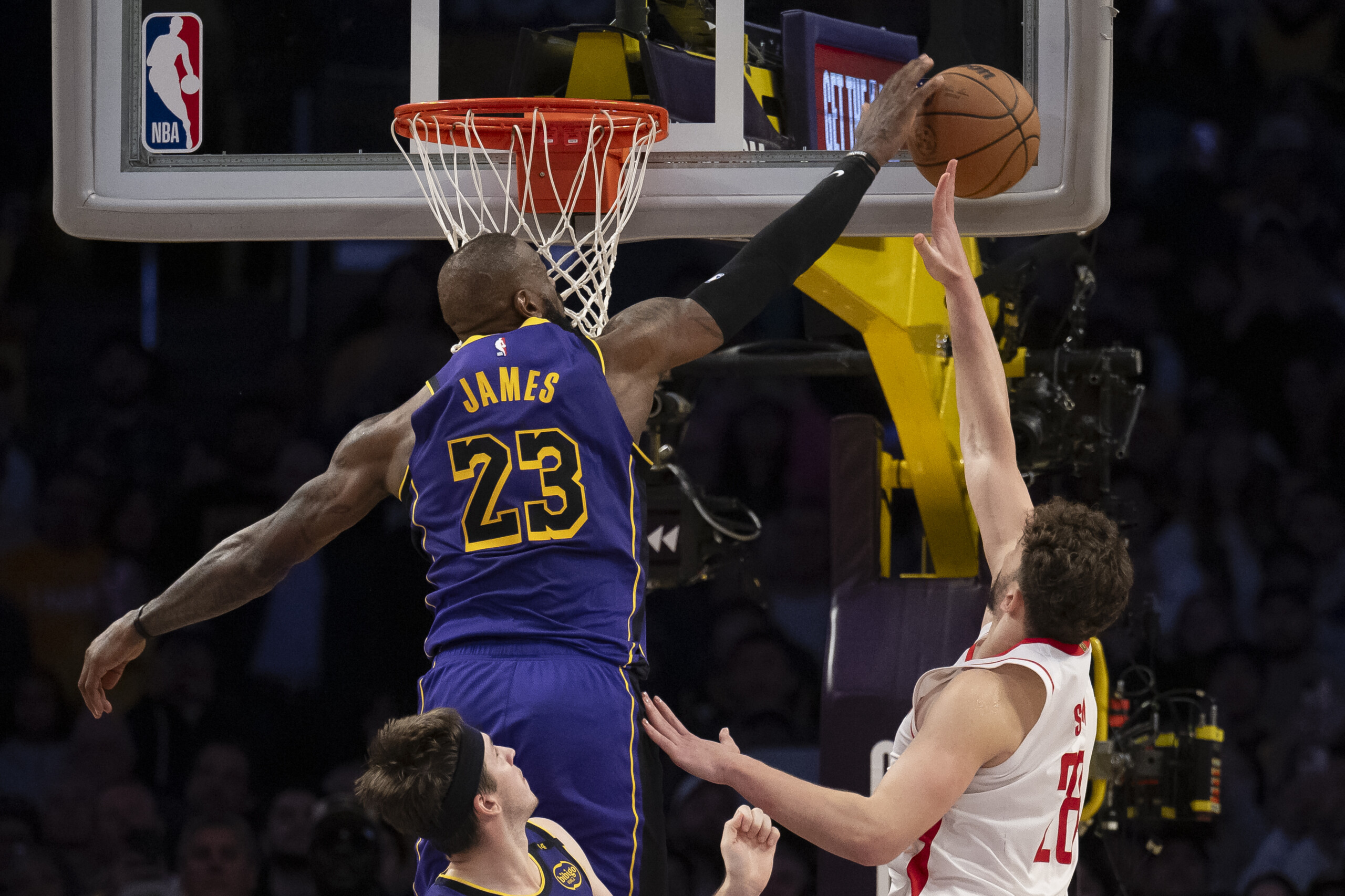 NBA: Lakers beat Houston, Oklahoma win ten games in a row