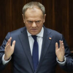 Netherlands: Smoke flare thrown on stage during 80th V-Day, Tusk and Schoof escorted away