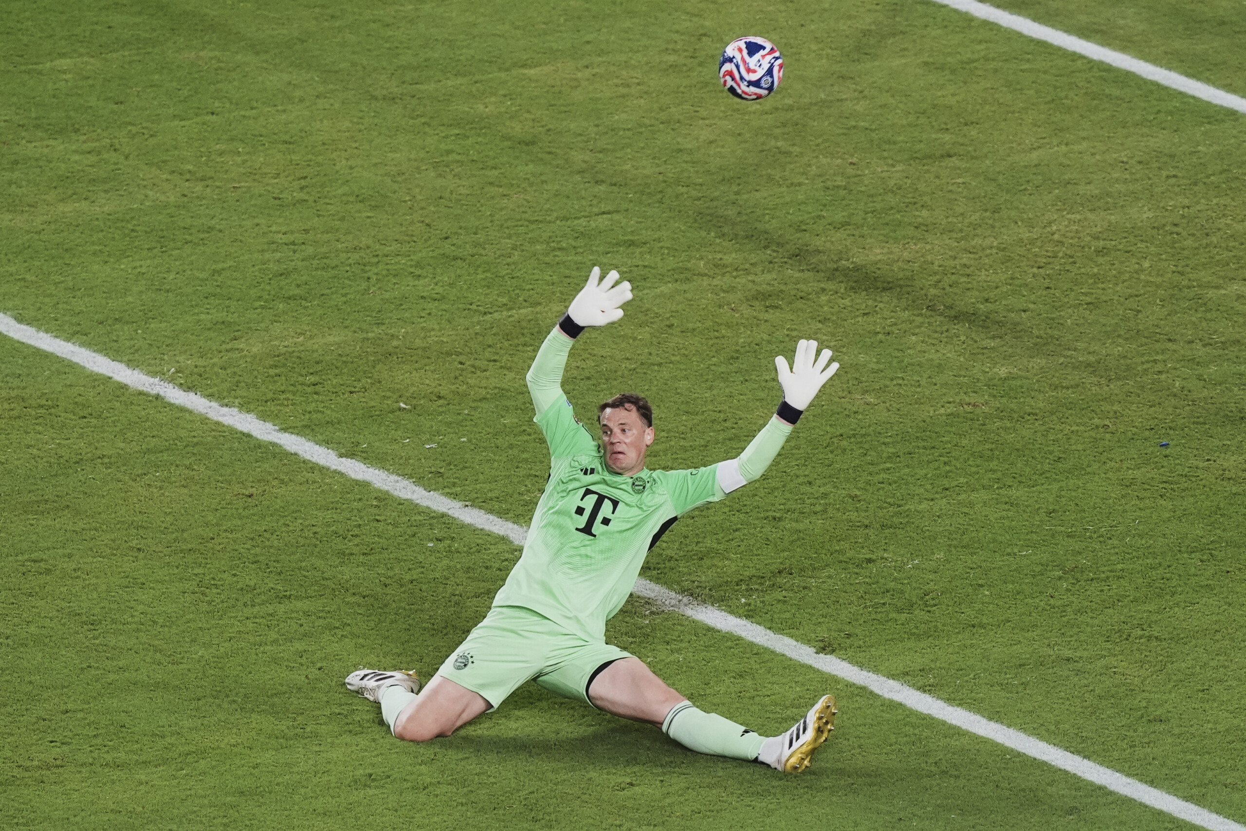 Neuer attacks Donnarumma: ‘You can't come out like that’