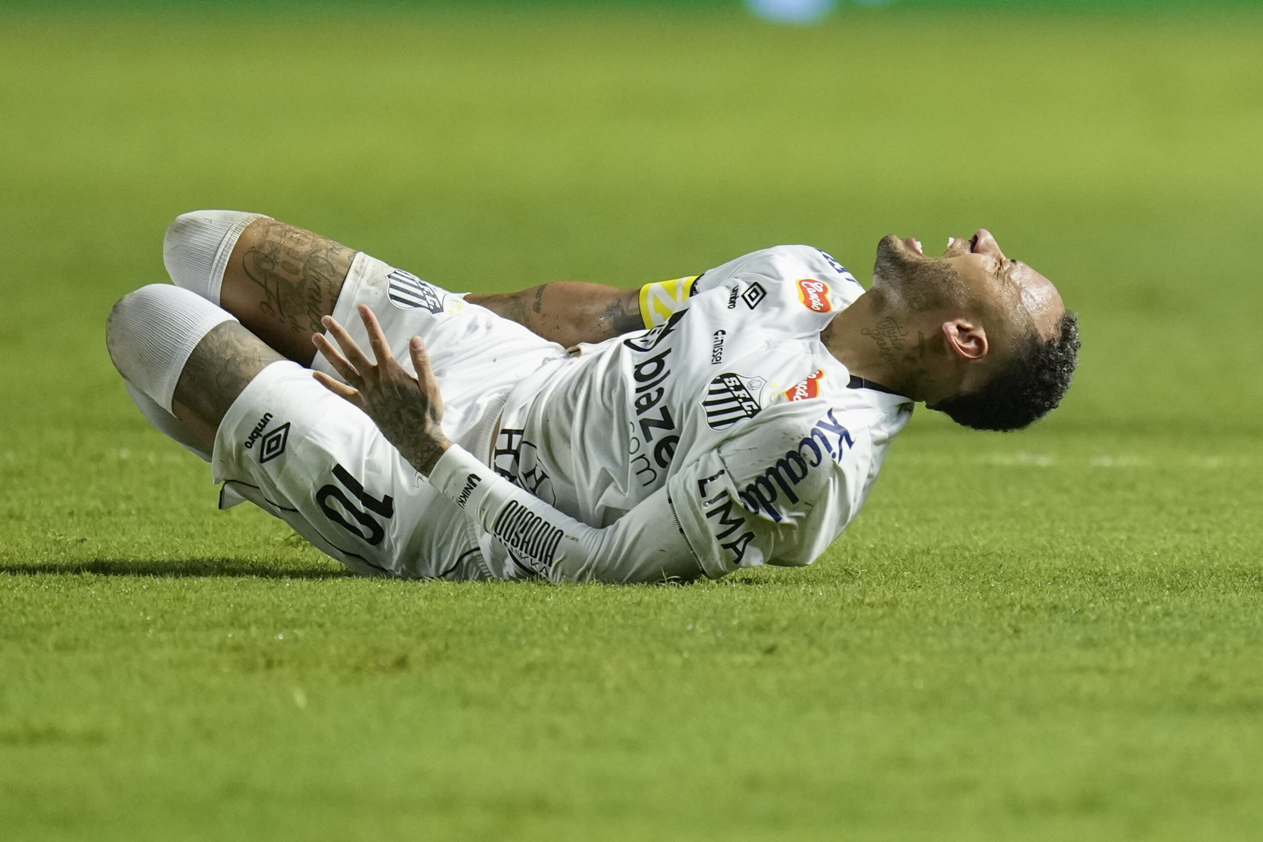 New injury for Neymar: he leaves the pitch in tears