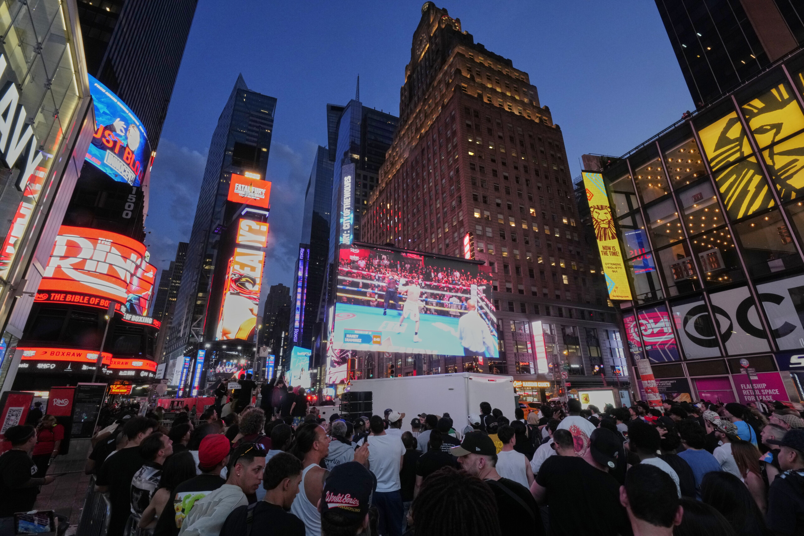 New York: three injured in shooting in Times Square, one arrest