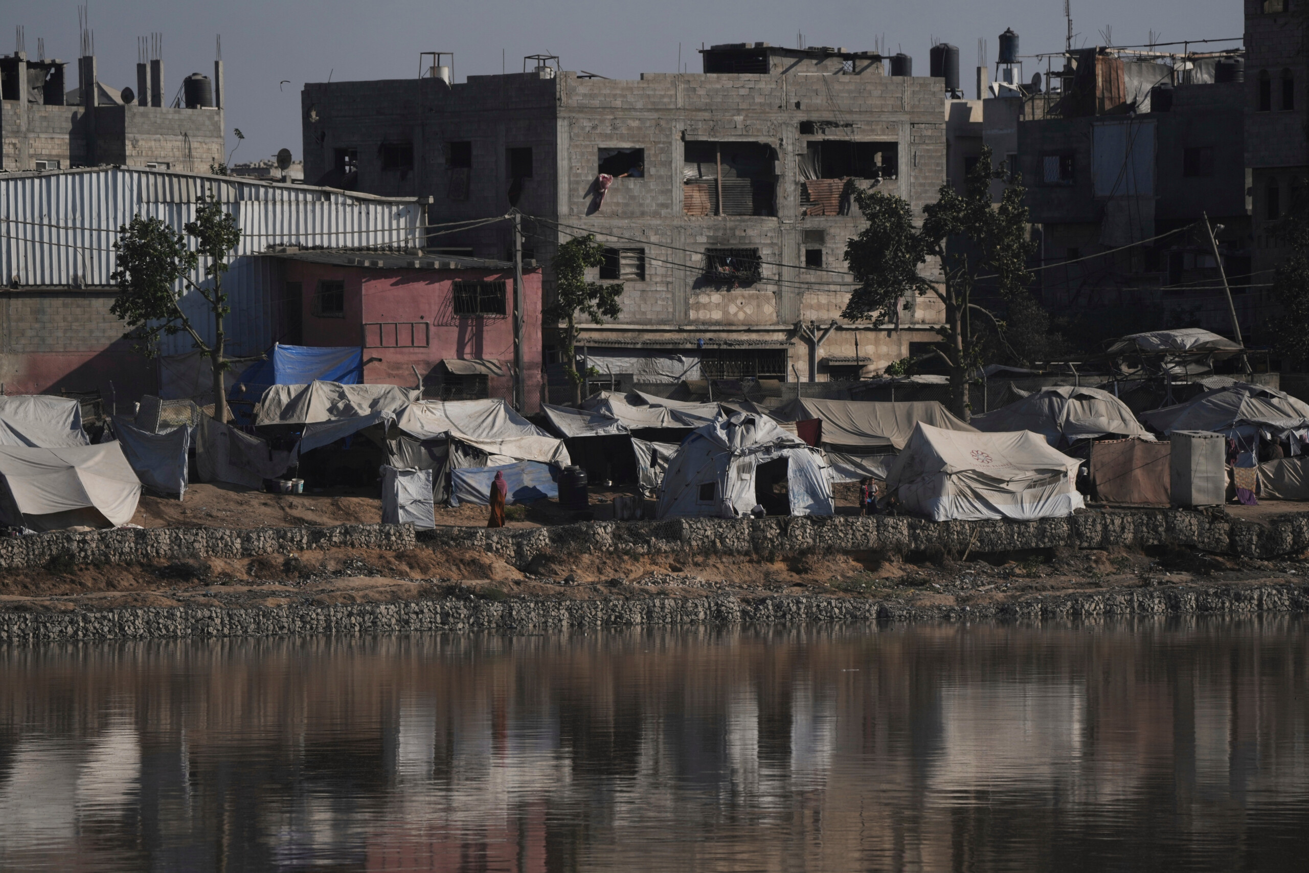 Night attack on tent camp in Gaza, 12 dead Night attack on tent camp in Gaza, 12 dead