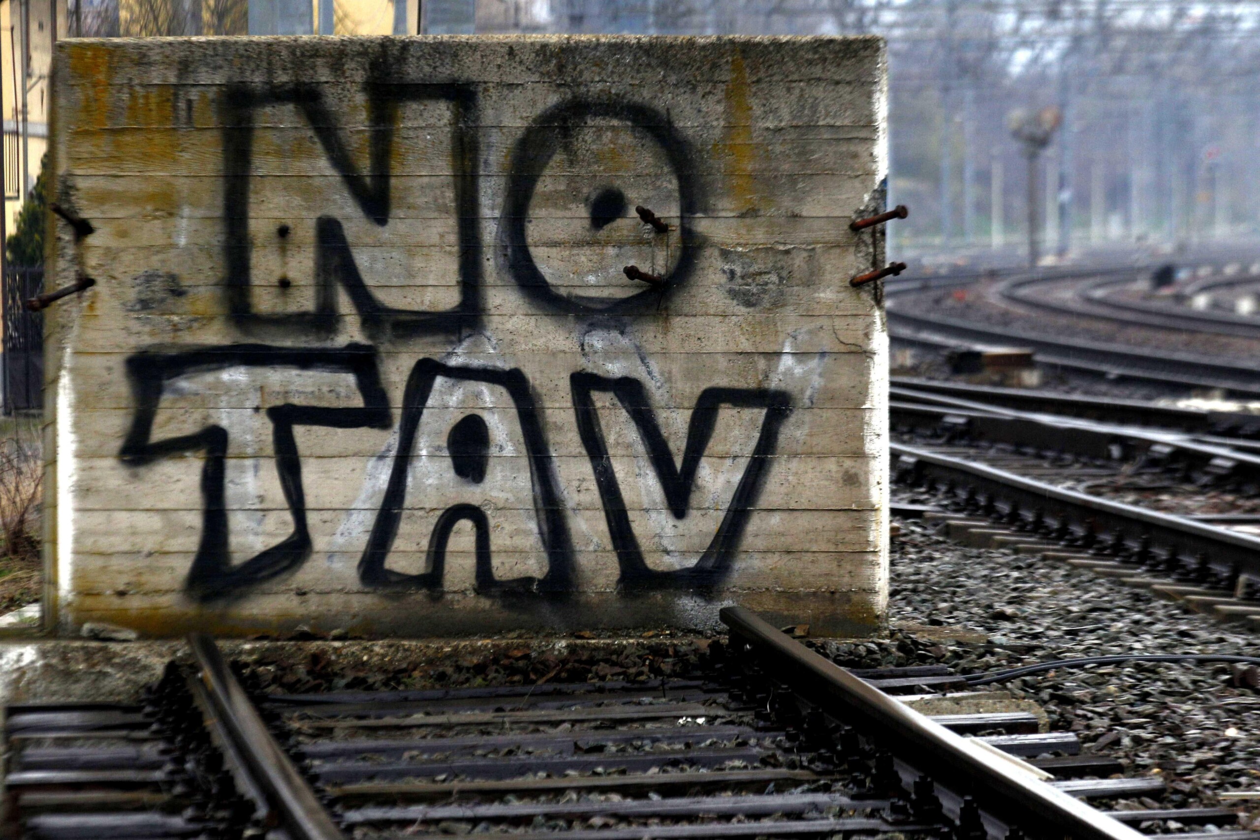 No Tav: protests in Val di Susa, demonstrators throw firebombs and occupy motorway