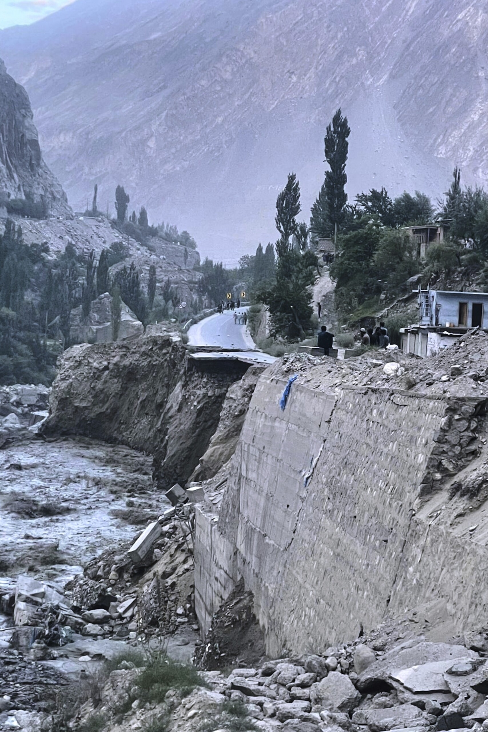 Pakistan: 7 volunteers killed by massive landslide Pakistan: 7 volunteers killed by massive landslide