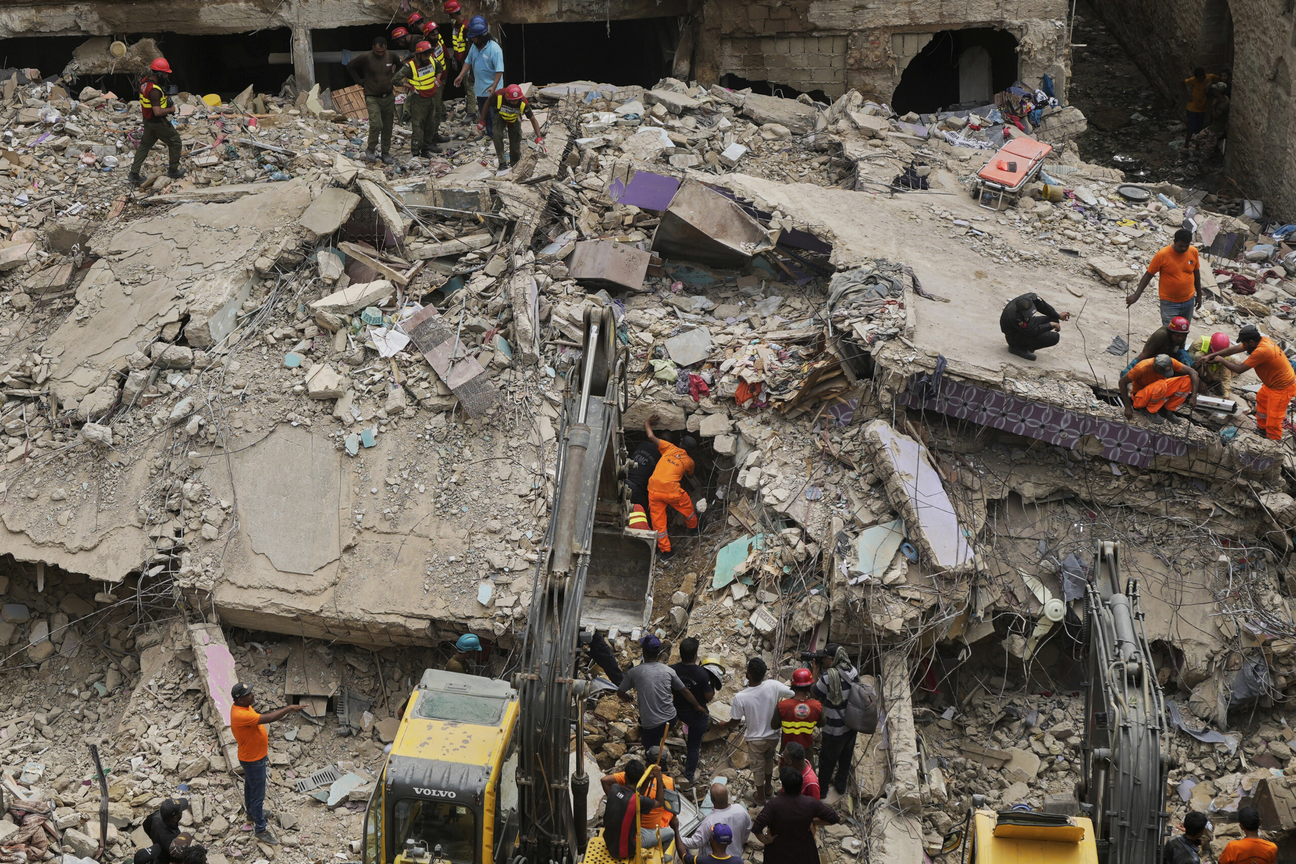 Pakistan: death toll rises to sixteen in Karachi building collapse