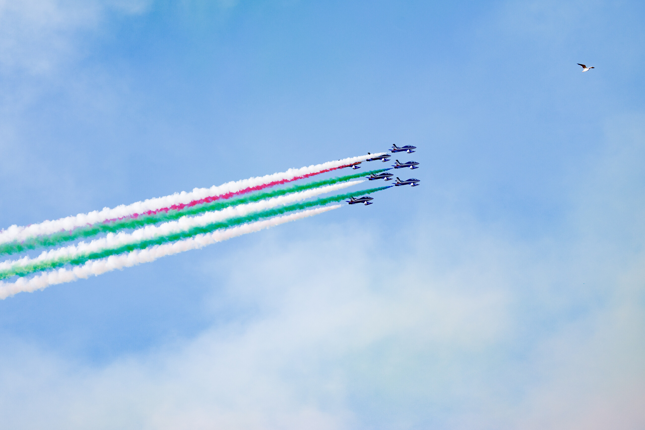 Pantelleria: collision between two Frecce Tricolori aircraft, pilots unharmed Pantelleria: collision between two Frecce Tricolori aircraft, pilots unharmed