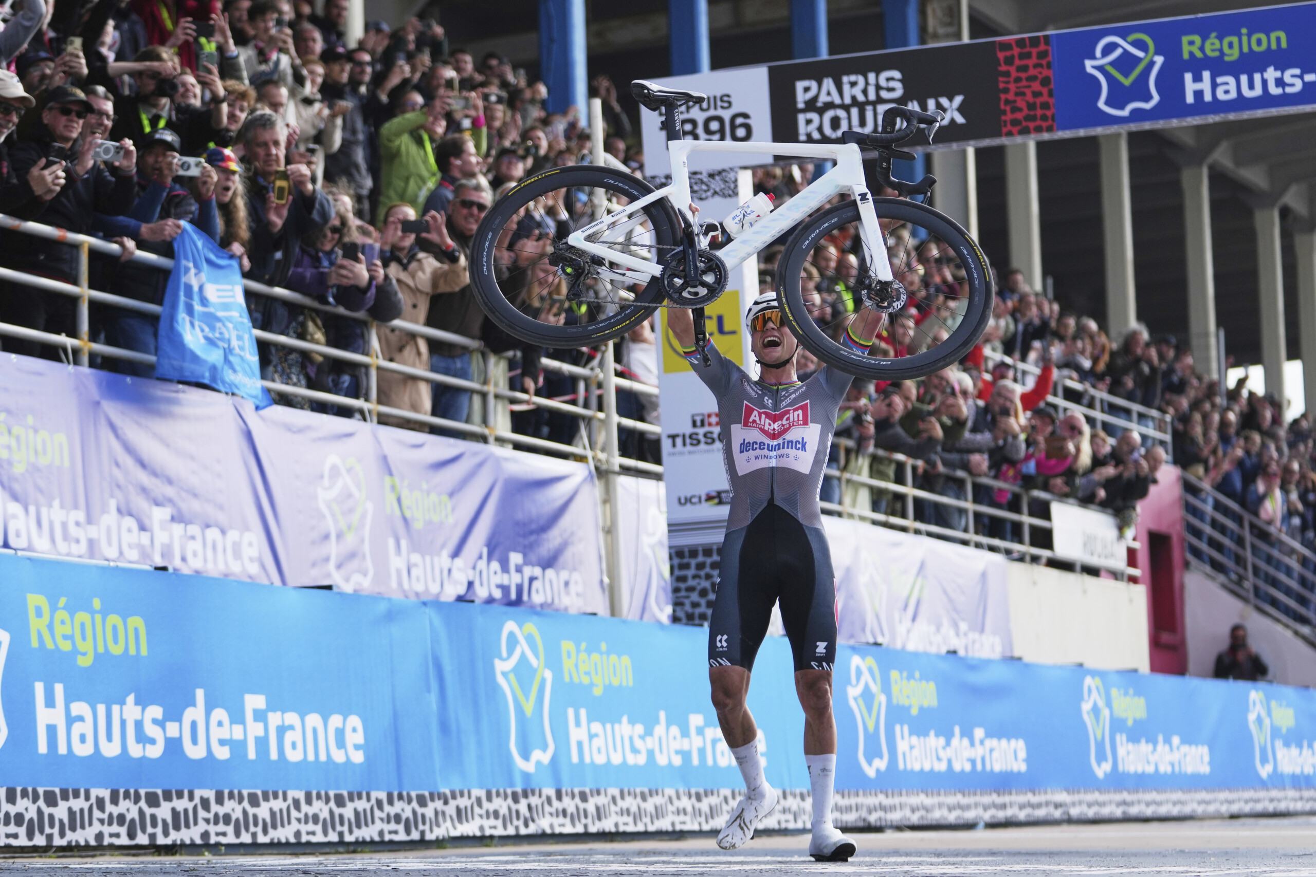 Paris-Roubaix, man who threw water bottle at Van der Poel identified Paris-Roubaix, man who threw water bottle at Van der Poel identified