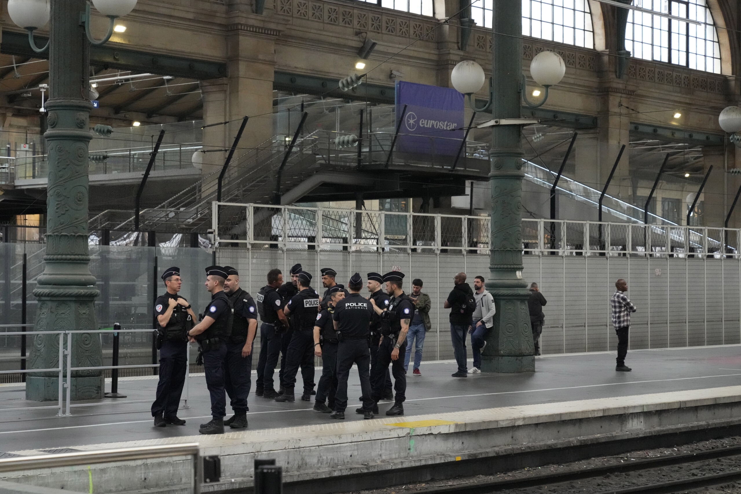 Paris, unexploded World War II bomb discovered near the tracks: trains stop at Gare du Nord Paris, unexploded World War II bomb discovered near the tracks: trains stop at Gare du Nord