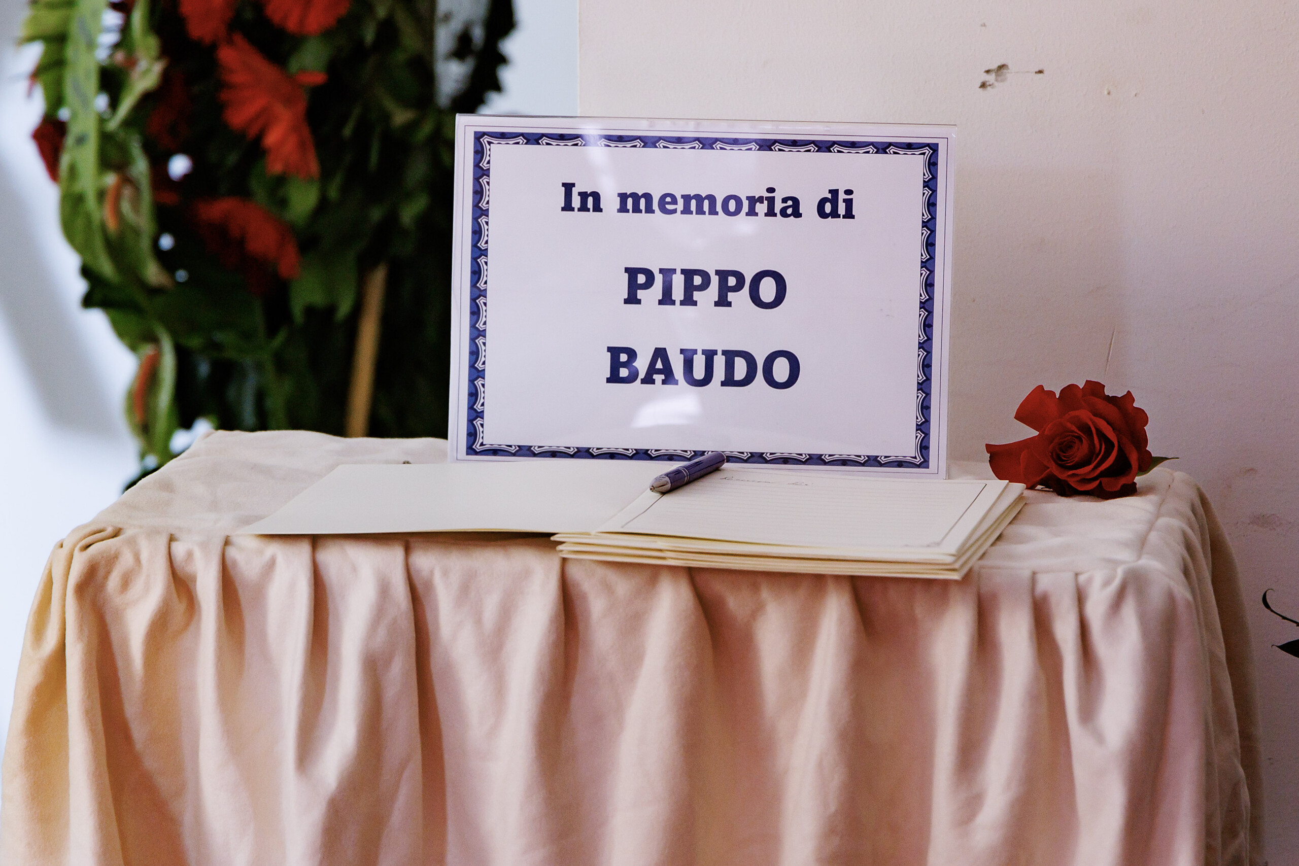 Pippo Baudo, floral wreath from the President of the Republic behind the coffin