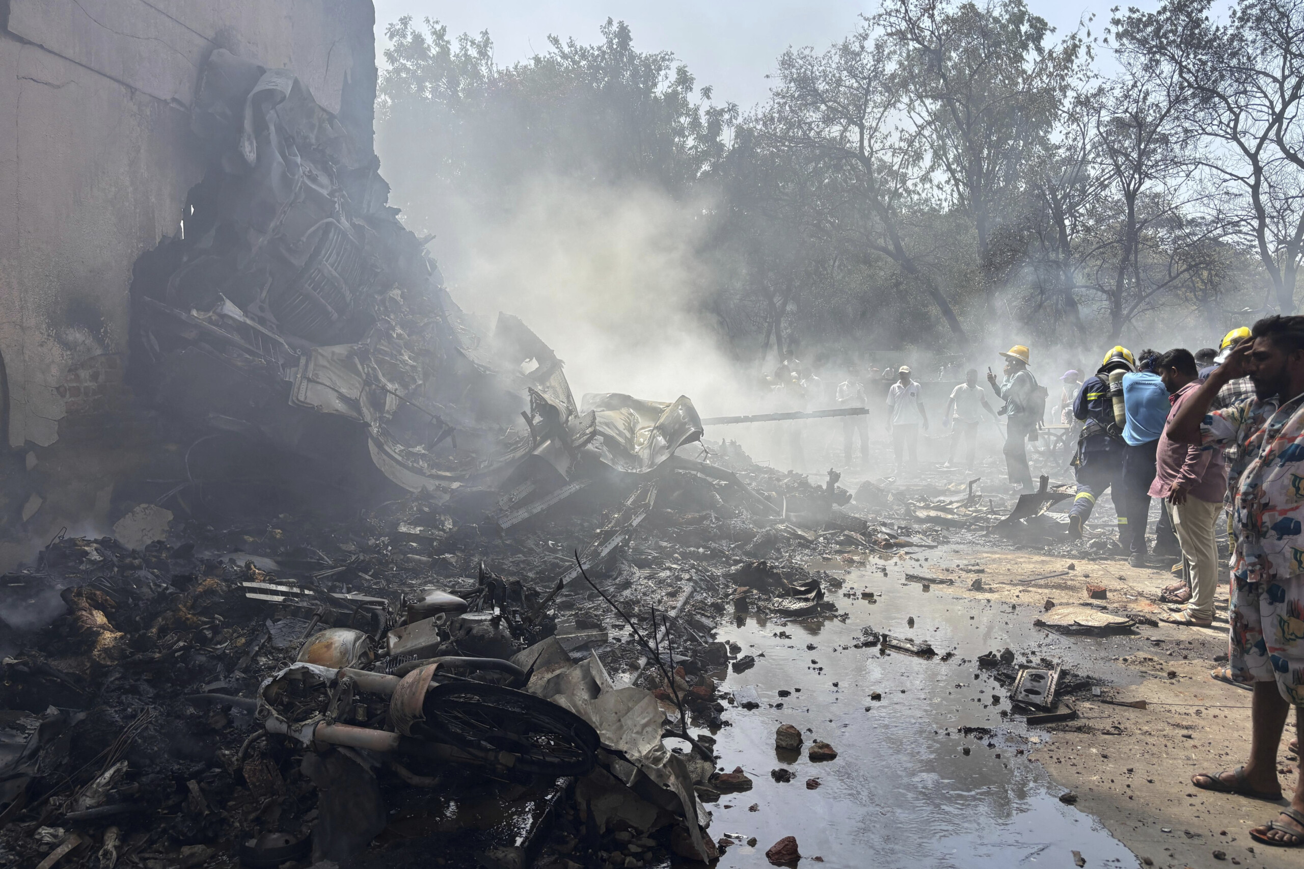 Plane crash in India: on board 169 Indians, 53 Britons, 7 Portuguese
