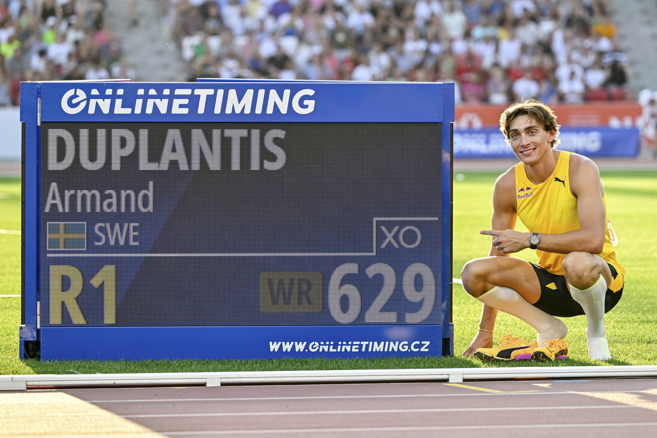 Pole vault, new world record for Duplantis: 6.29 in Budapest