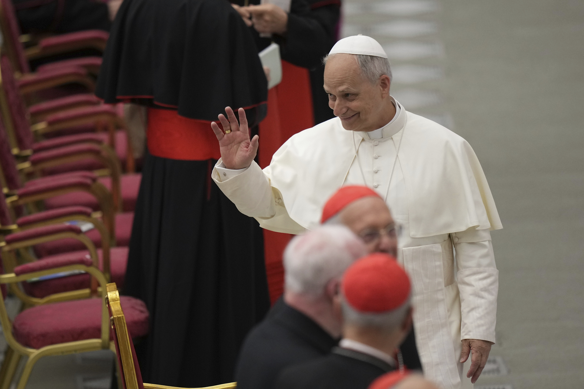 Pope: crosses Holy Door with Jubilee cross
