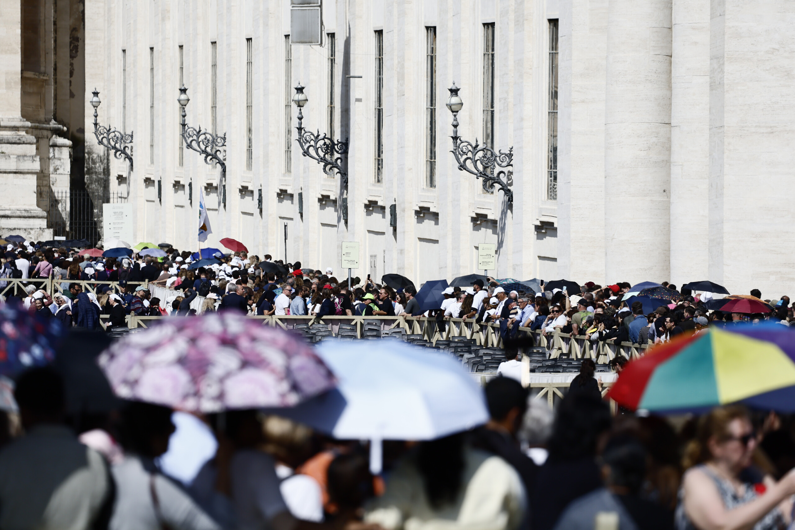 Pope: Faithful moved and emotional – “There will never be another like him”
