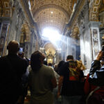 Pope Francis, at 8 p.m. the coffin is closed: inside, coins from the papacy and the deed