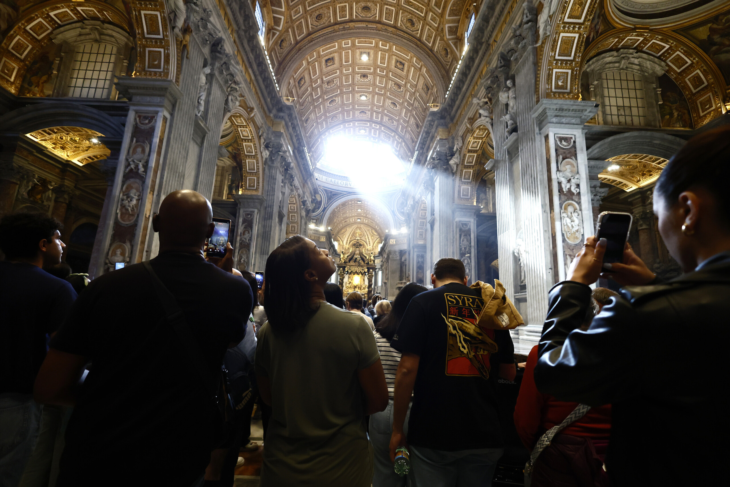 Pope Francis, at 8 p.m. the coffin is closed: inside, coins from the papacy and the deed Pope Francis, at 8 p.m. the coffin is closed: inside, coins from the papacy and the deed