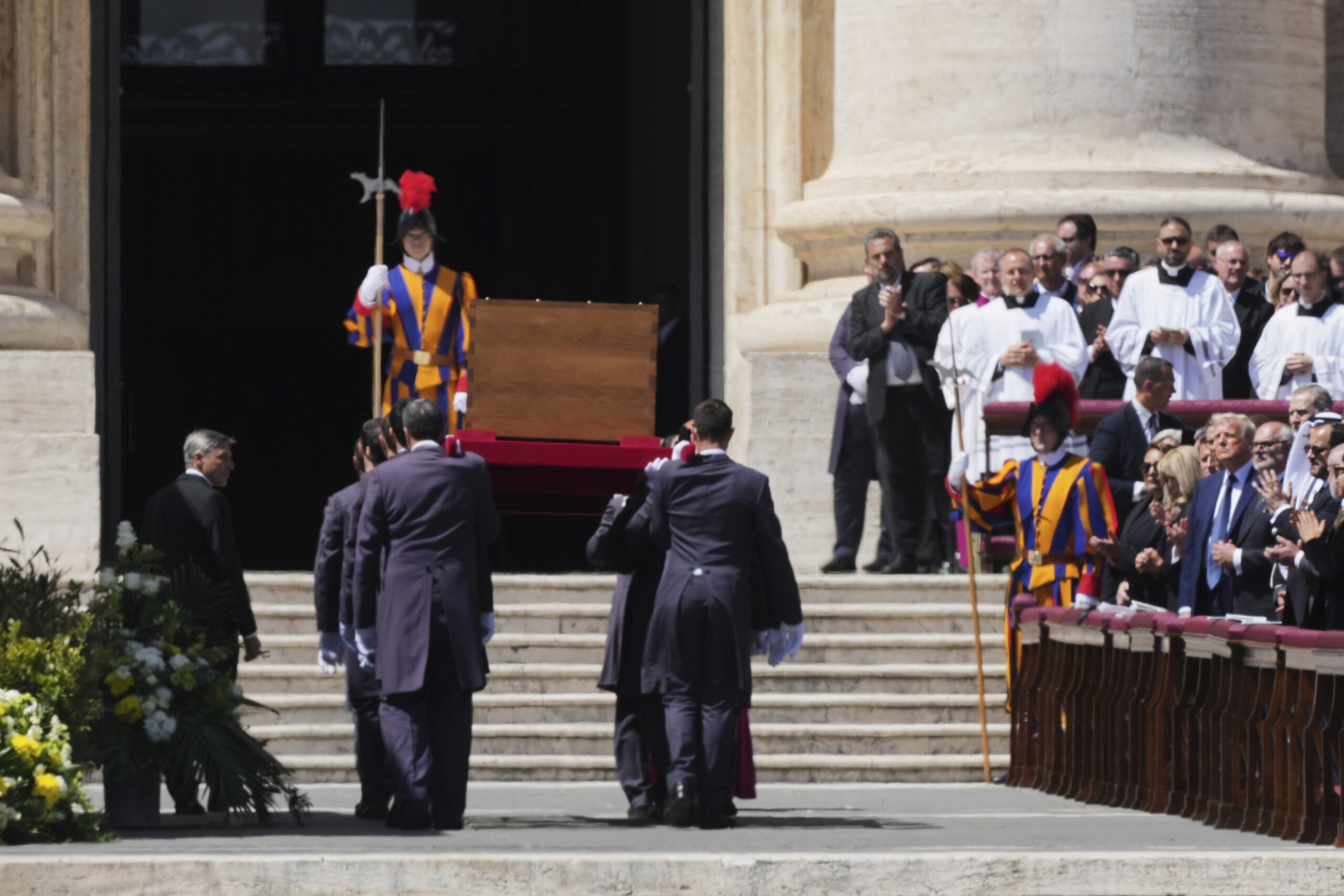 Pope Francis, Funeral Procession at Santa Maria Maggiore: Emotional Applause from the Crowd