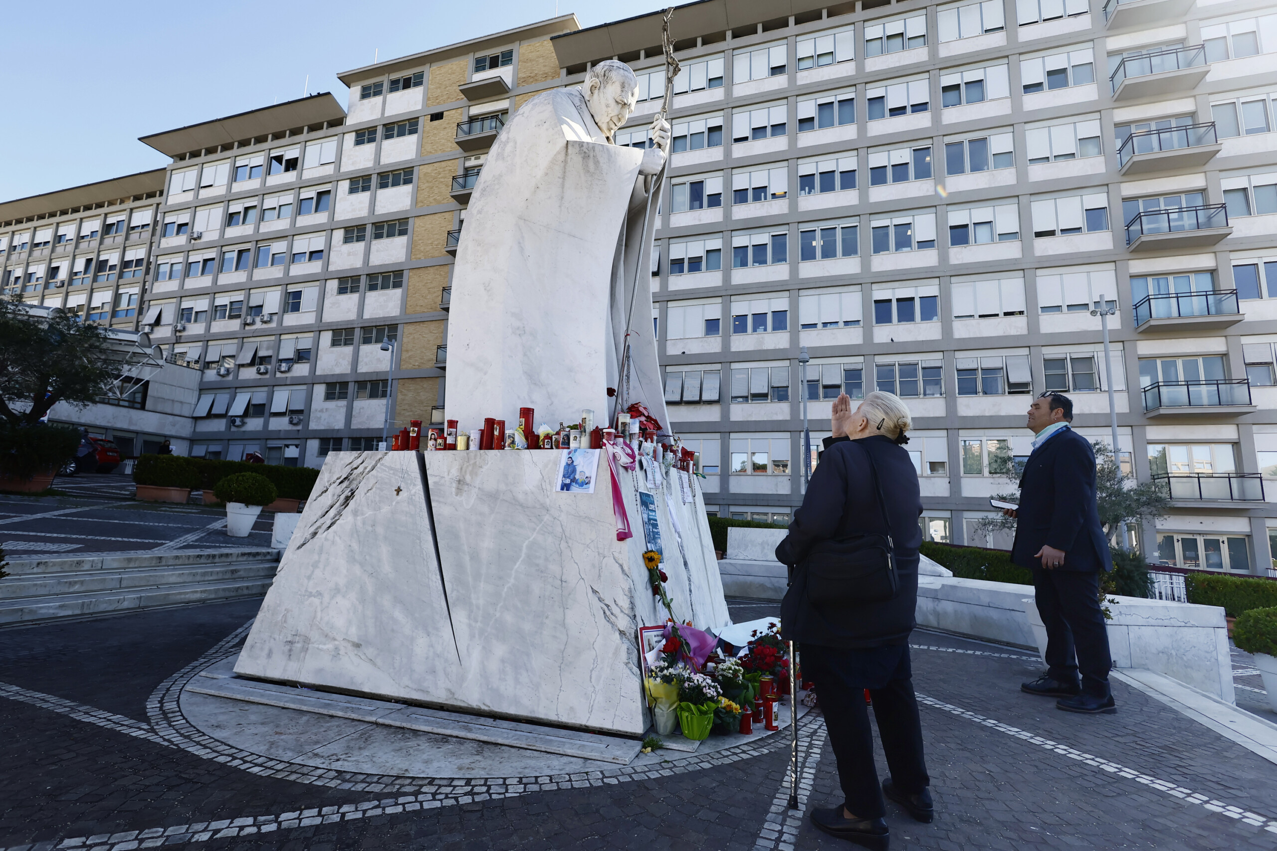 Pope Francis, Holy See: "Bergoglio slept through the night, now continues resting" Pope Francis, Holy See: "Bergoglio slept through the night, now continues resting"