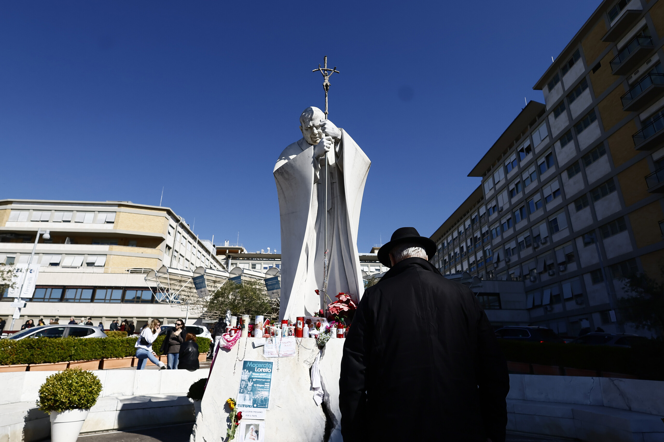 Pope Francis, Holy See: "Bergoglio slept well, woke up after 8 AM"