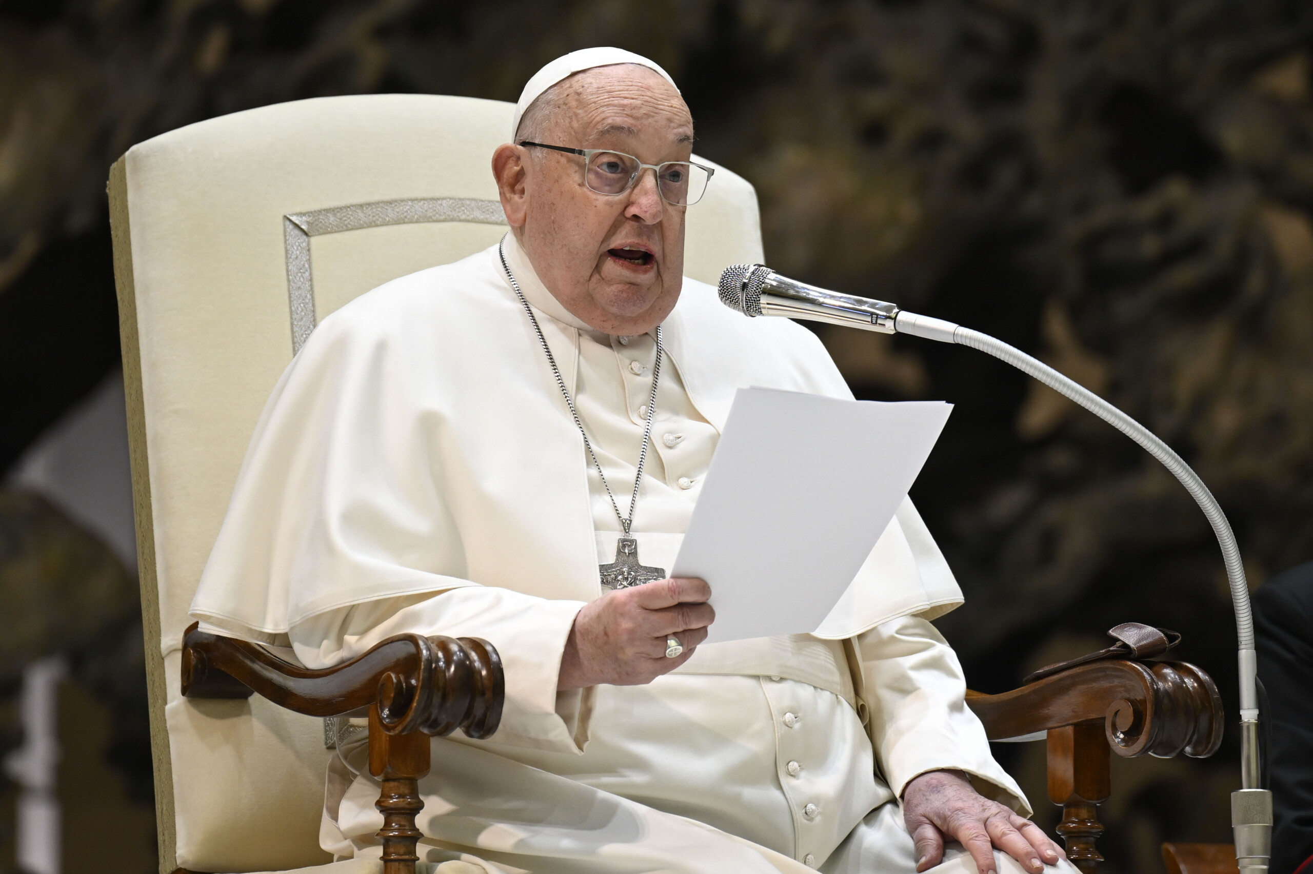 Pope Francis, letter to the Corriere: "We must disarm the Earth, reflection is needed." Pope Francis, letter to the Corriere: "We must disarm the Earth, reflection is needed."
