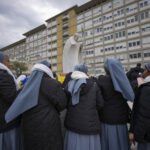 Pope, press office: "This morning, therapies and prayer in the chapel"