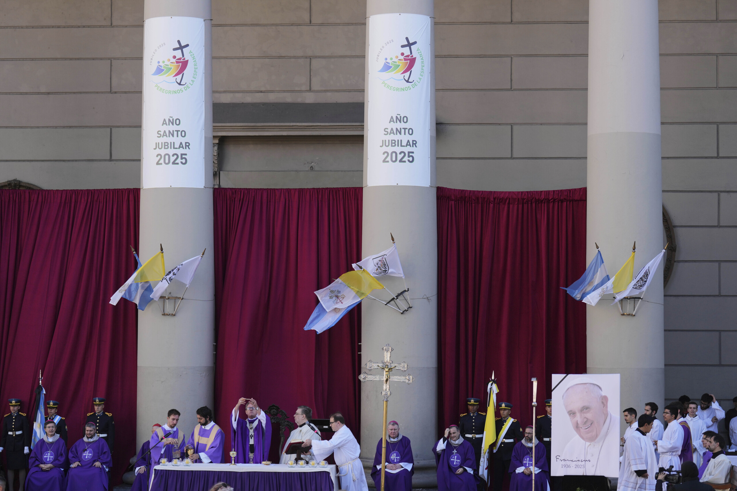 Pope, thousands attend open-air mass in Plaza de Mayo in Buenos Aires