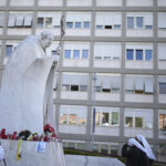 Pope: Vatican sources take breakfast and continue therapy