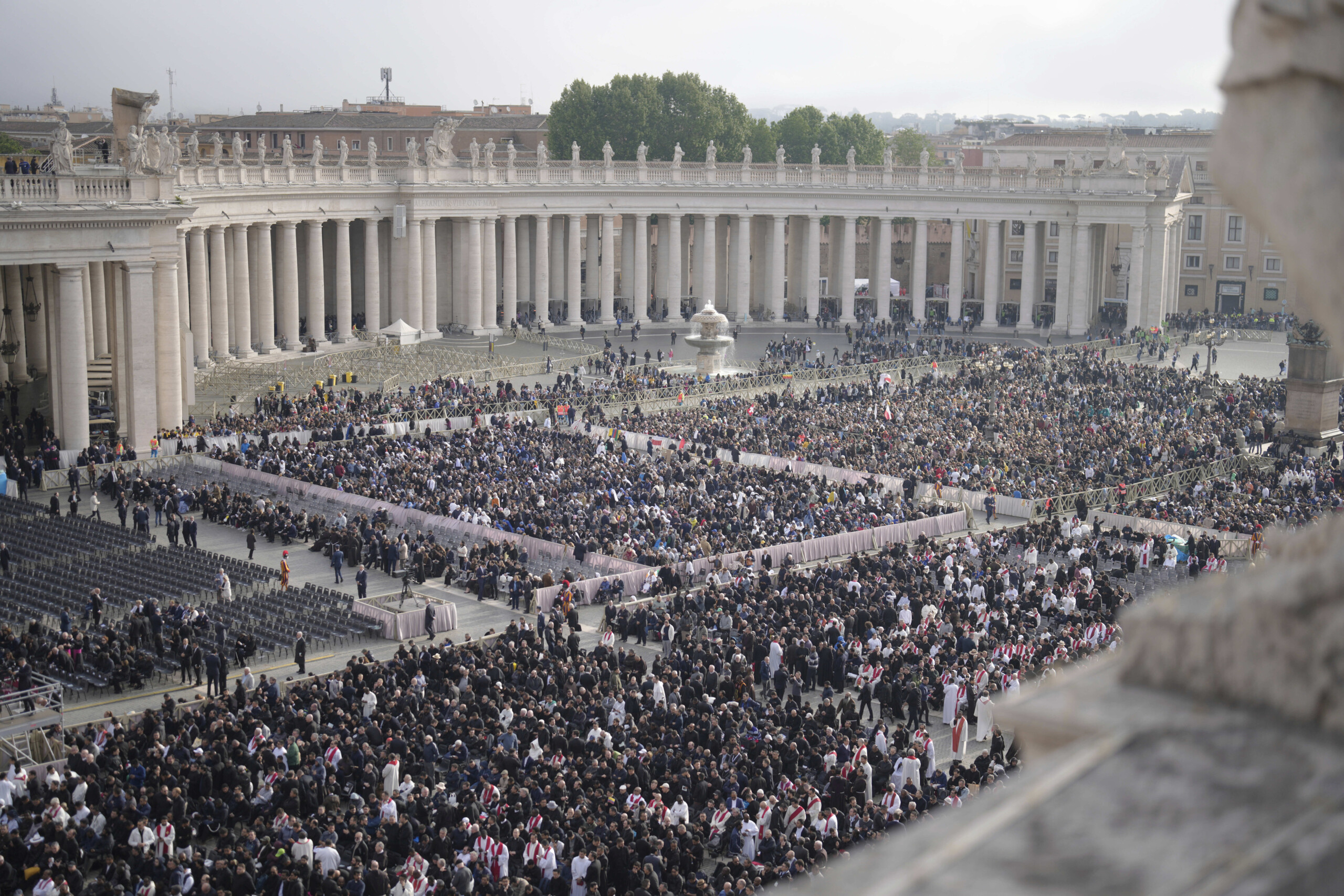 Pope’s Funeral: Crowded Square and Giant Screens, Biden and Guterres Among First to Arrive Pope’s Funeral: Crowded Square and Giant Screens, Biden and Guterres Among First to Arrive