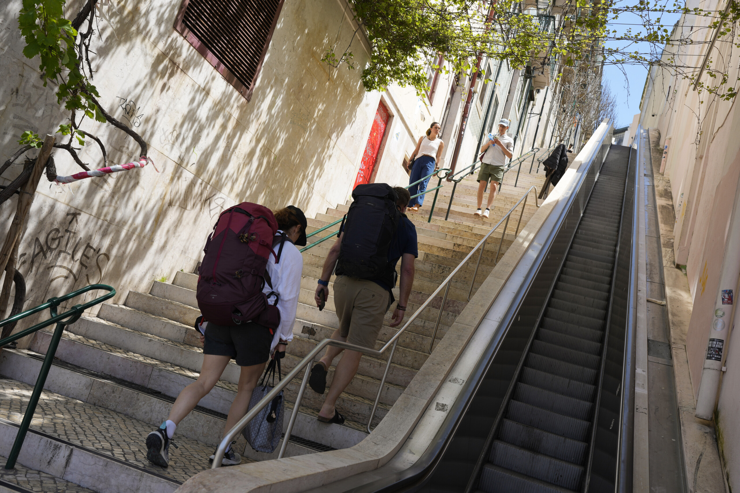 Portugal authorities: "No signs of hacker attack behind major blackout" Portugal authorities: "No signs of hacker attack behind major blackout"