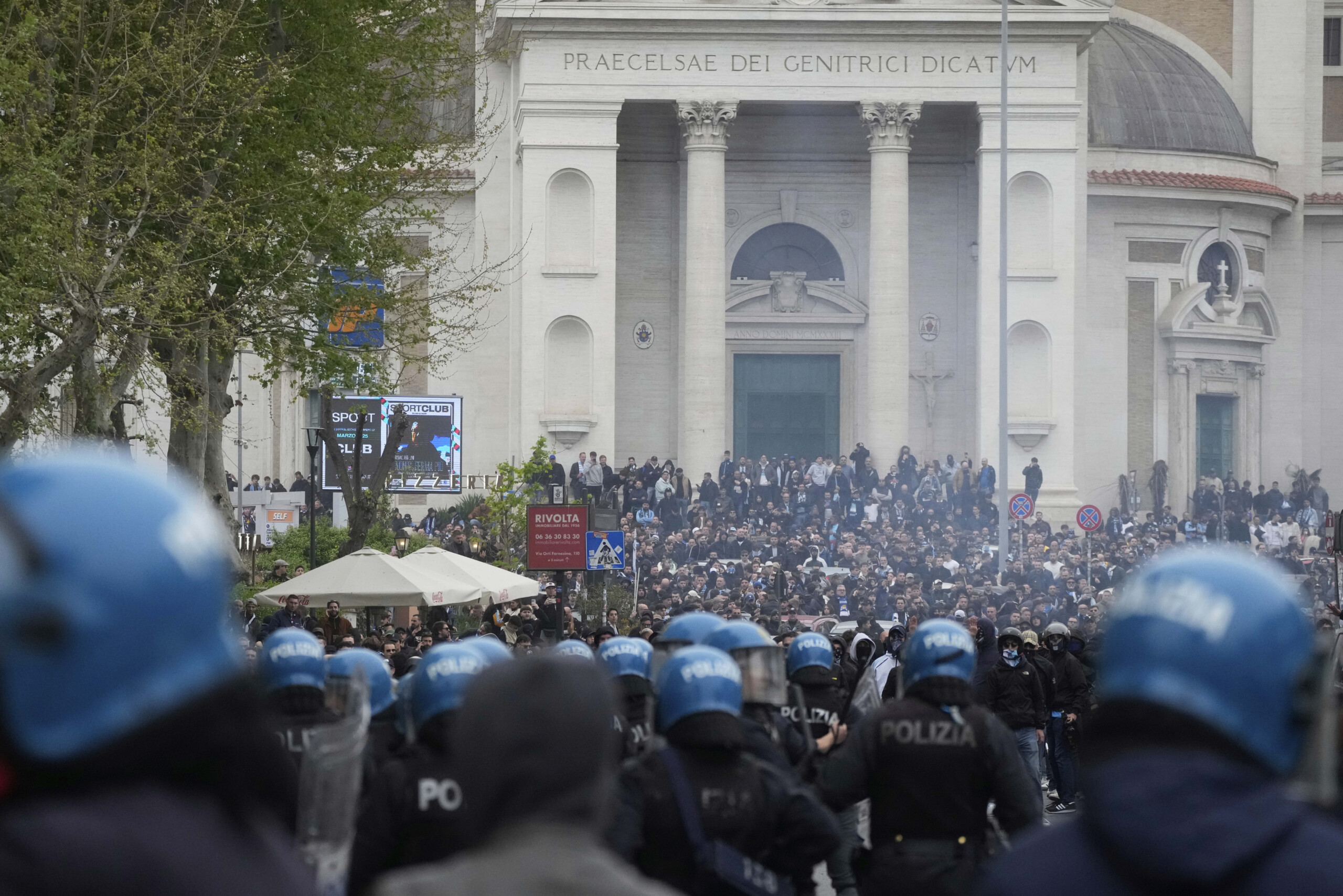 Pre-derby tension between police and Lazio fans, charges and water cannons Pre-derby tension between police and Lazio fans, charges and water cannons