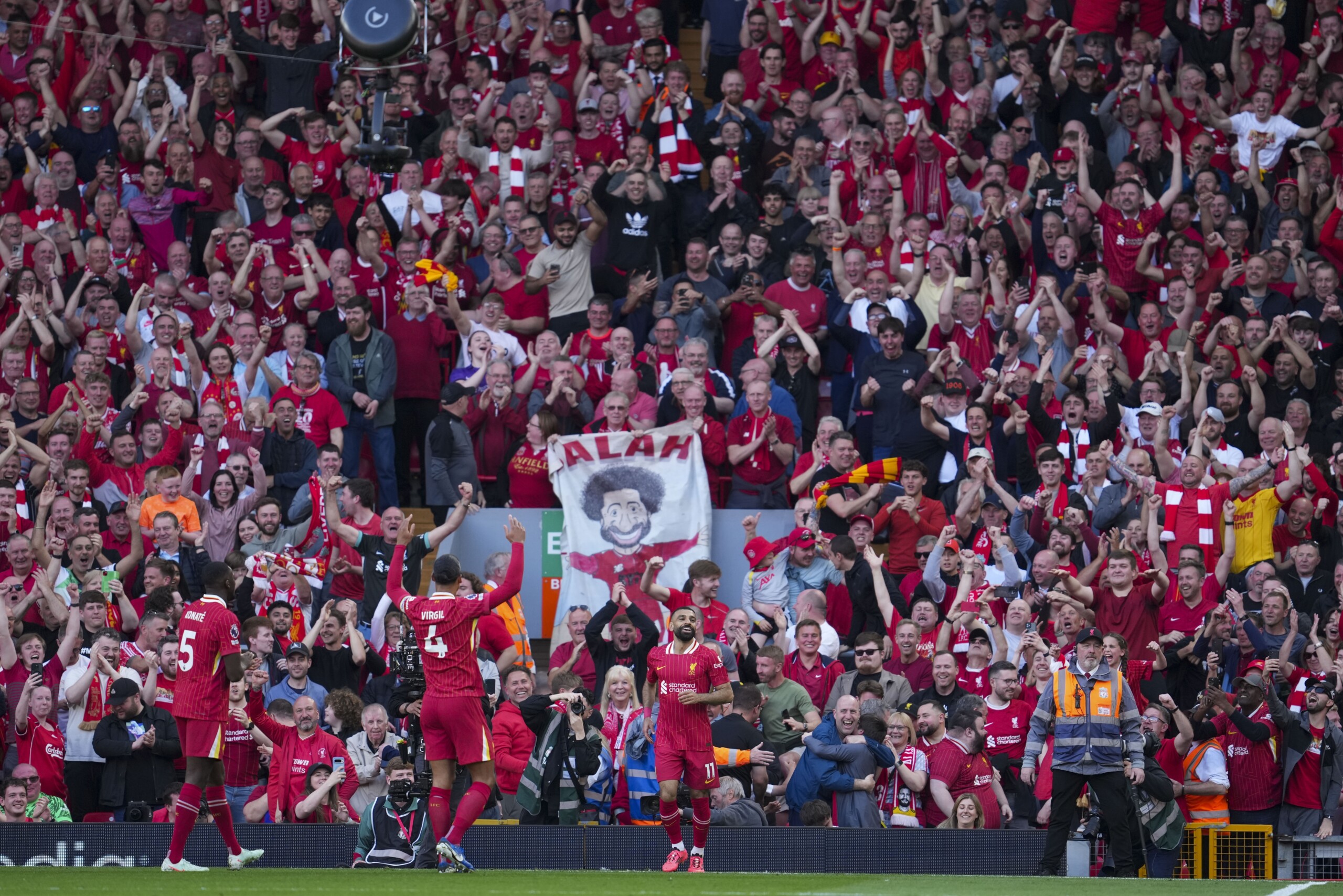 Premier League, Liverpool Beats Tottenham 5-1 and Claims the Title