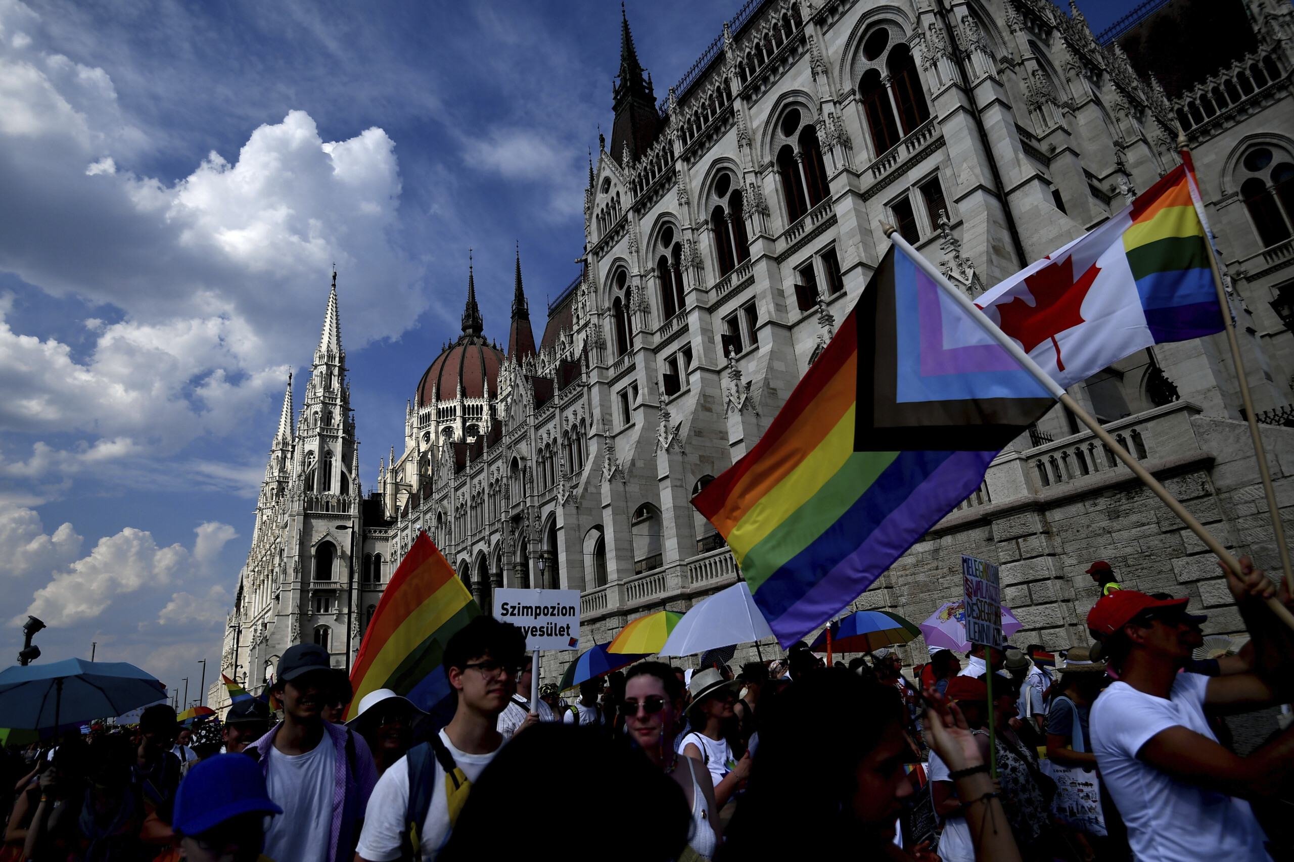 Pride Budapest, the far right tries to occupy the square: dispersed by police Pride Budapest, the far right tries to occupy the square: dispersed by police
