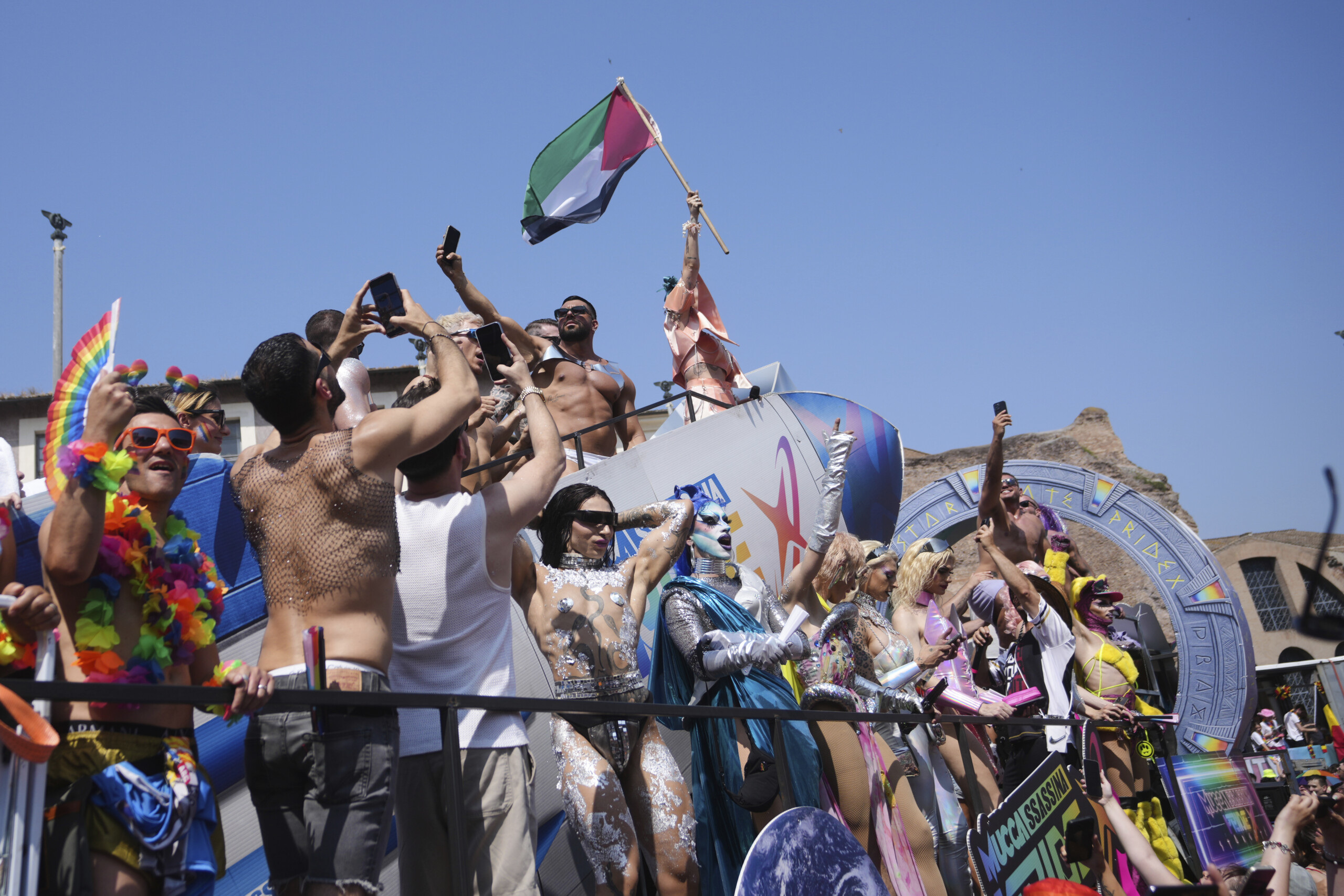 Pride, silence in Rome for Gaza victims: Jewish float does not participate