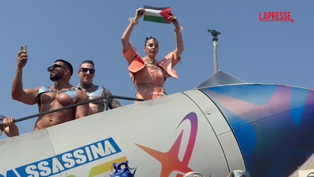 Pride, thousands gather in Piazza Repubblica in Rome to take part in parade Pride, thousands gather in Piazza Repubblica in Rome to take part in parade
