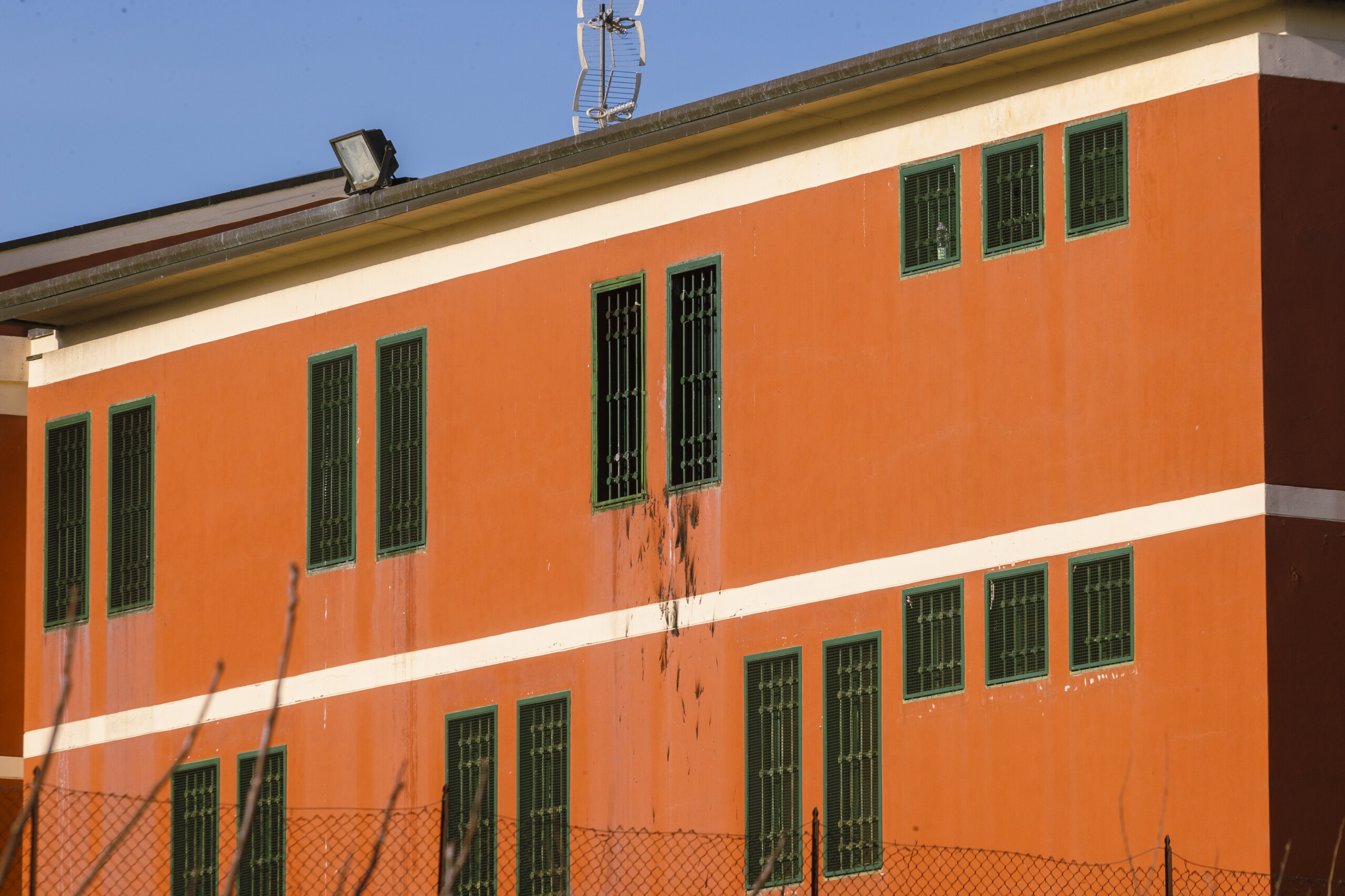 Prisons: 11 intoxicated and 2 injured in fire at Beccaria in Milan
