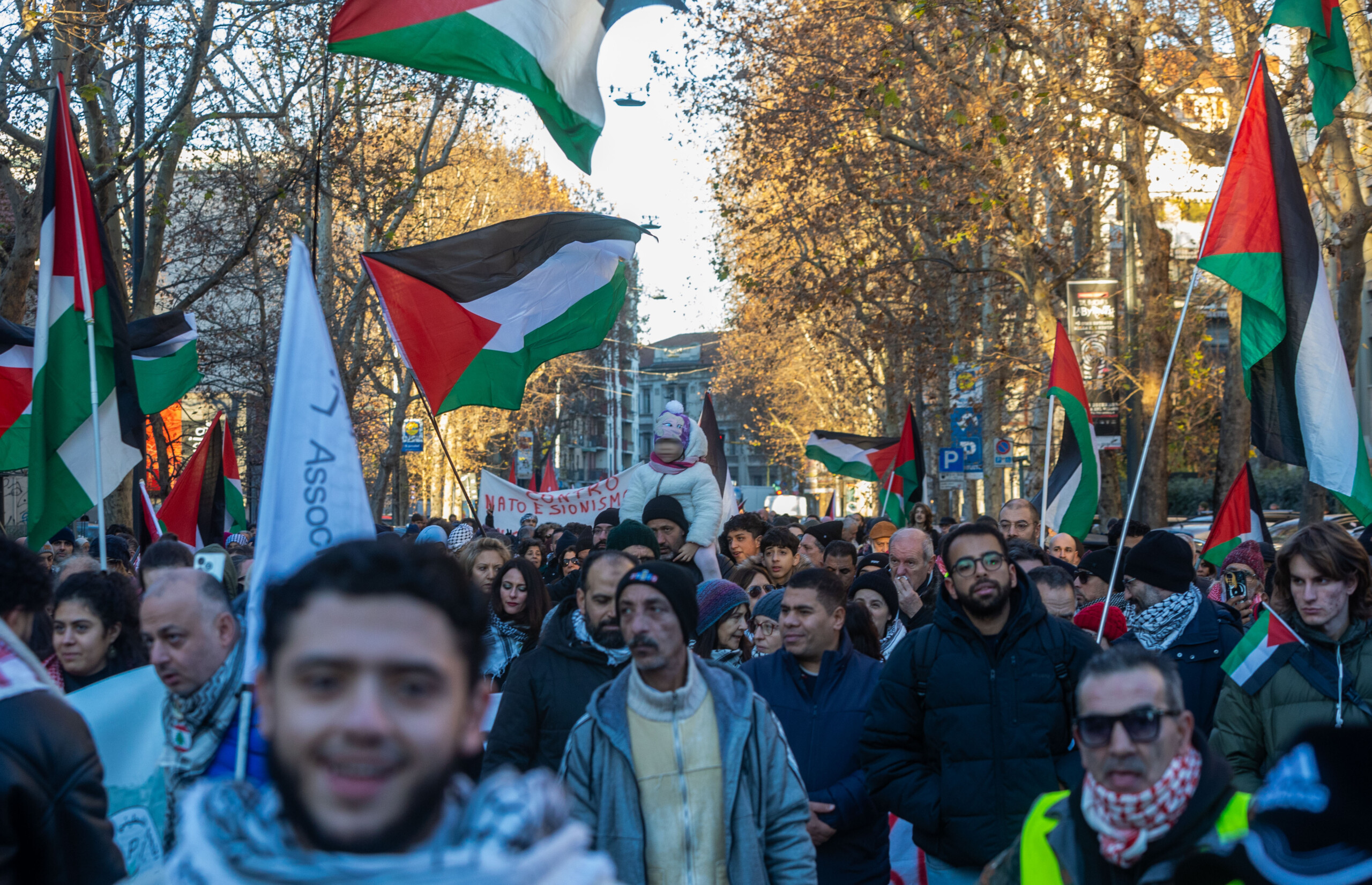 Pro-Palestine march in Milan: clashes between protesters and police in Piazzale Lagosta