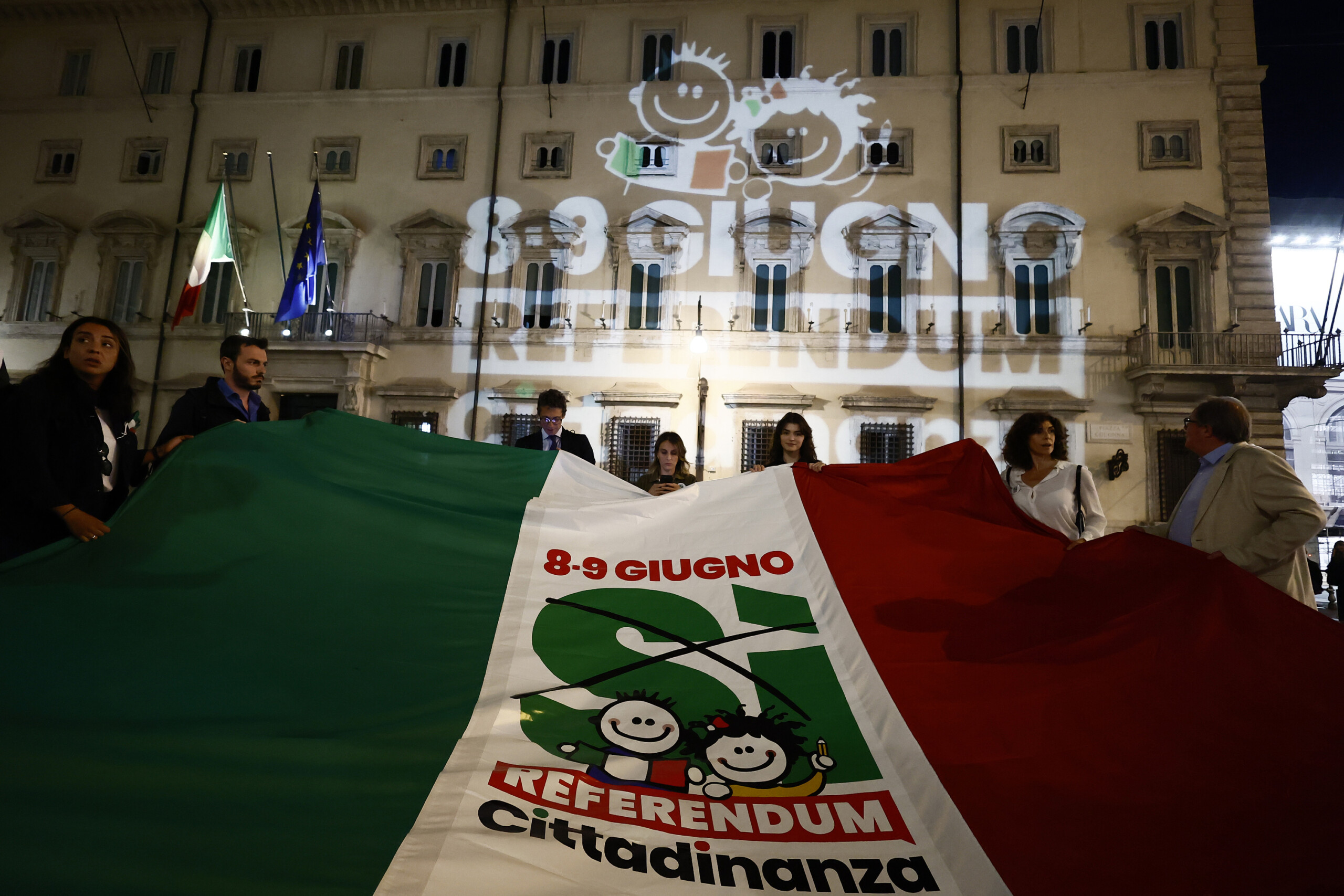 Referendum, +Europa flash mob: invitation to vote projected onto Palazzo Chigi