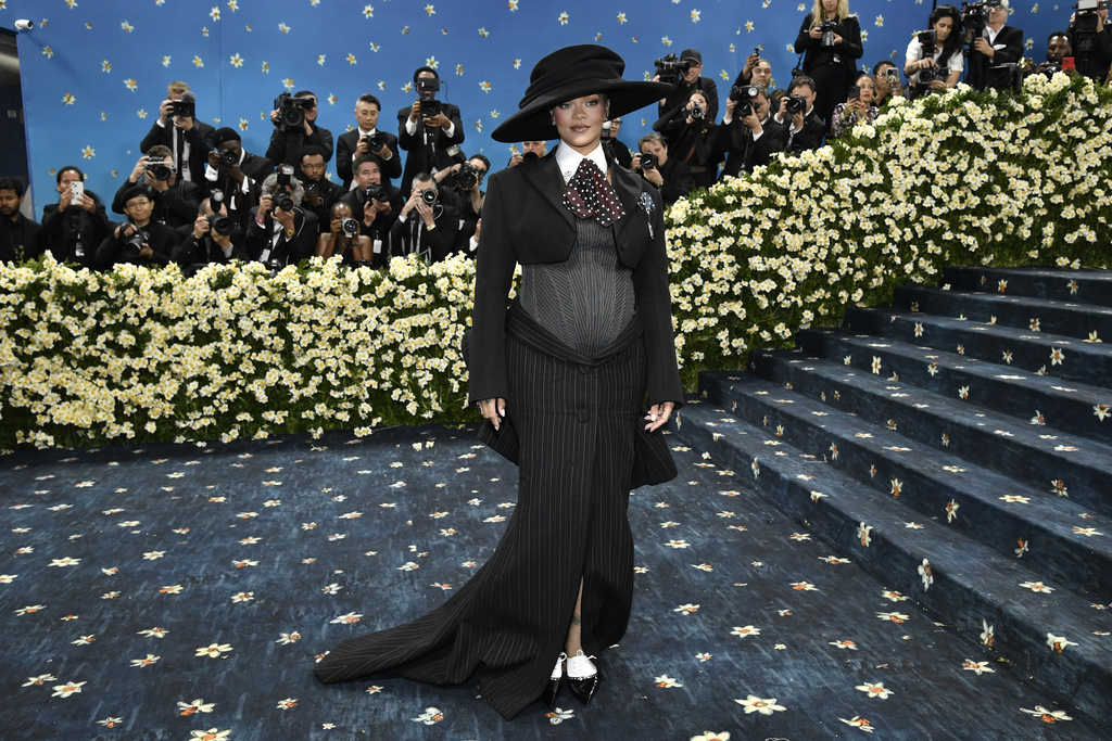 Rihanna reveals third pregnancy at Met Gala Rihanna reveals third pregnancy at Met Gala