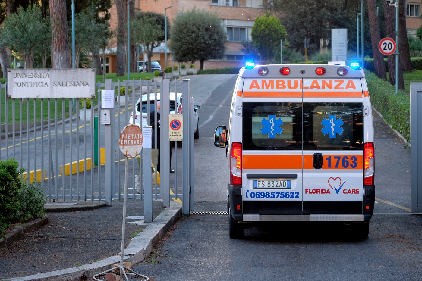 Road accident, car crashes into wall in Catania: 15-month-old girl dies
