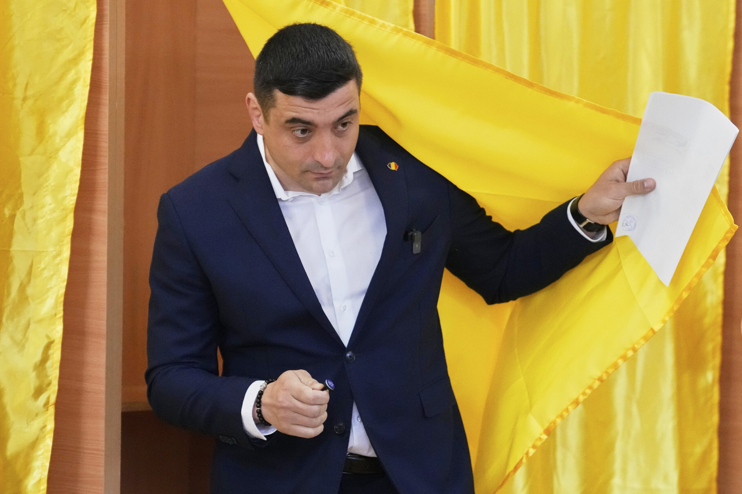 Romania Elections, Exit Poll: Far-Right Candidate Simion in the Lead Romania Elections, Exit Poll: Far-Right Candidate Simion in the Lead