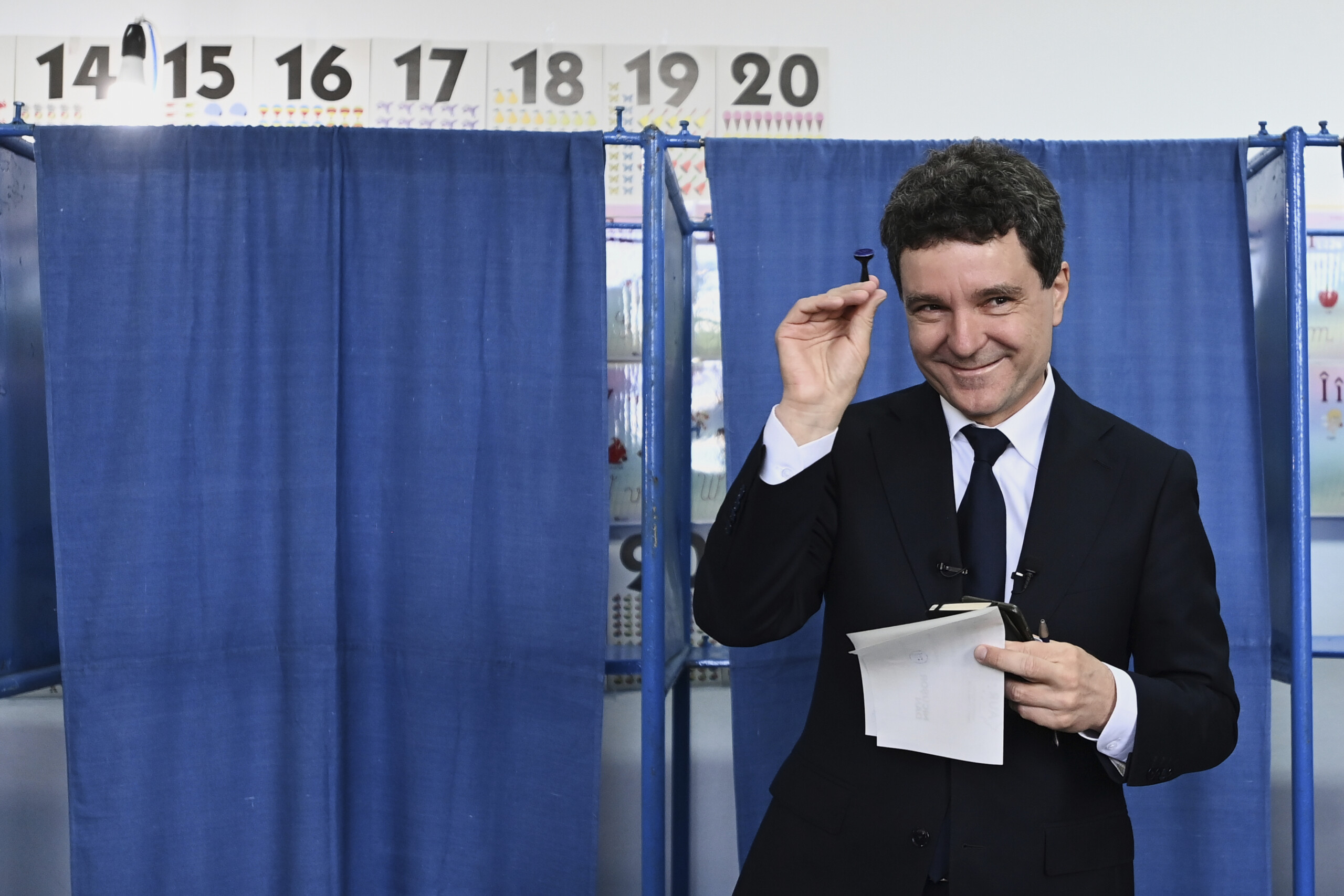 Romania Runoff: Pro-European Dan Leads in Exit Polls Romania Runoff: Pro-European Dan Leads in Exit Polls