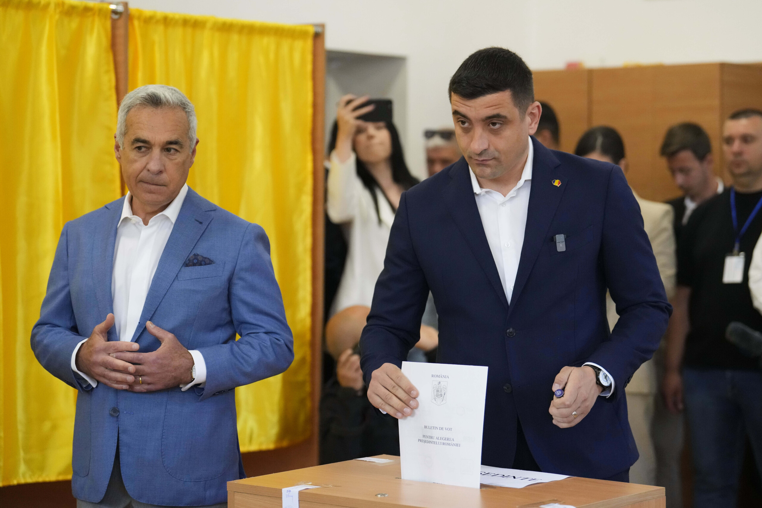 Romania: Simion wins first round, heads to runoff against Dan