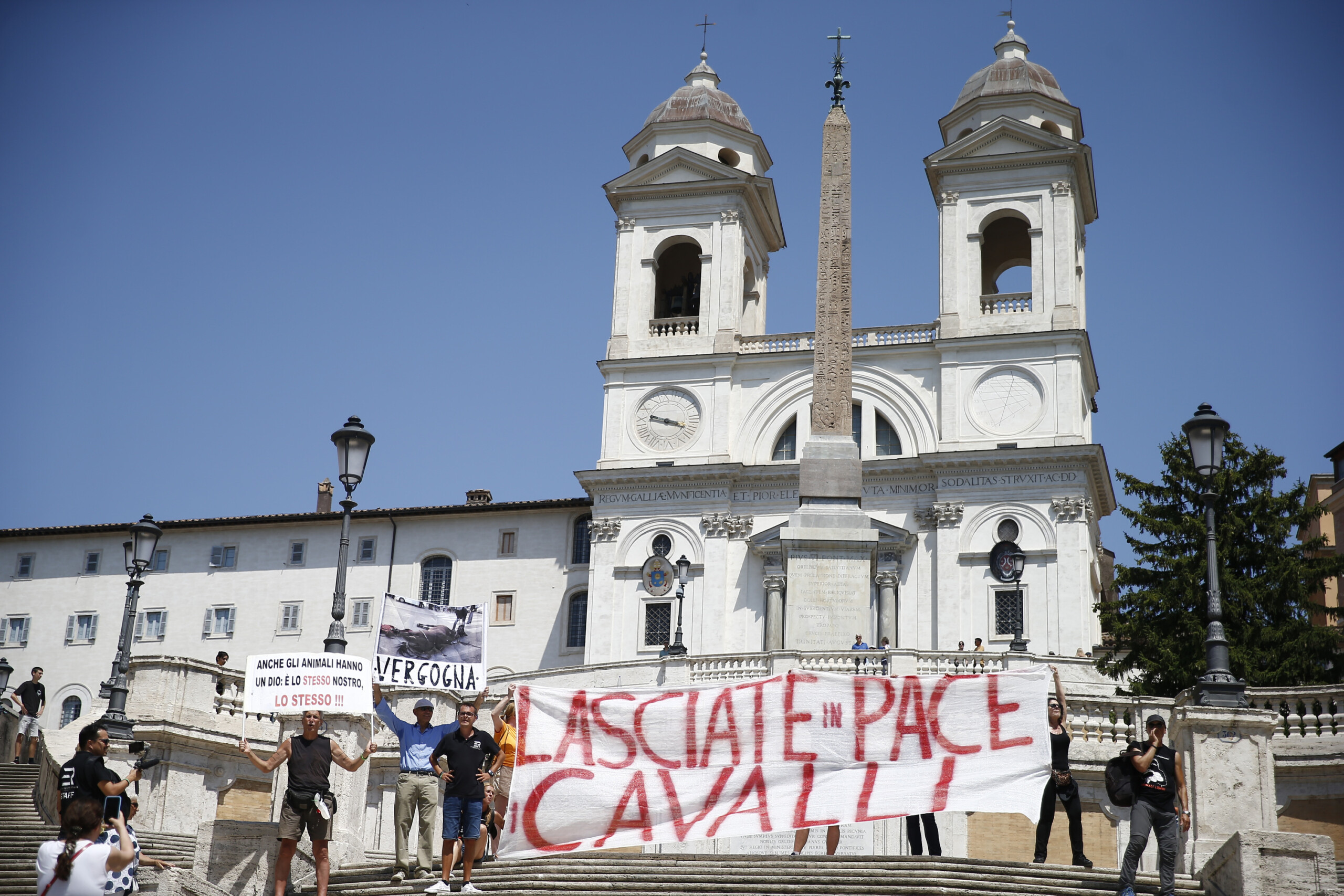 Rome: falls from wall at Trinità de' Monti, tourist in red code