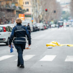 Rome, harassment of female drivers: municipal police officer under investigation and searched